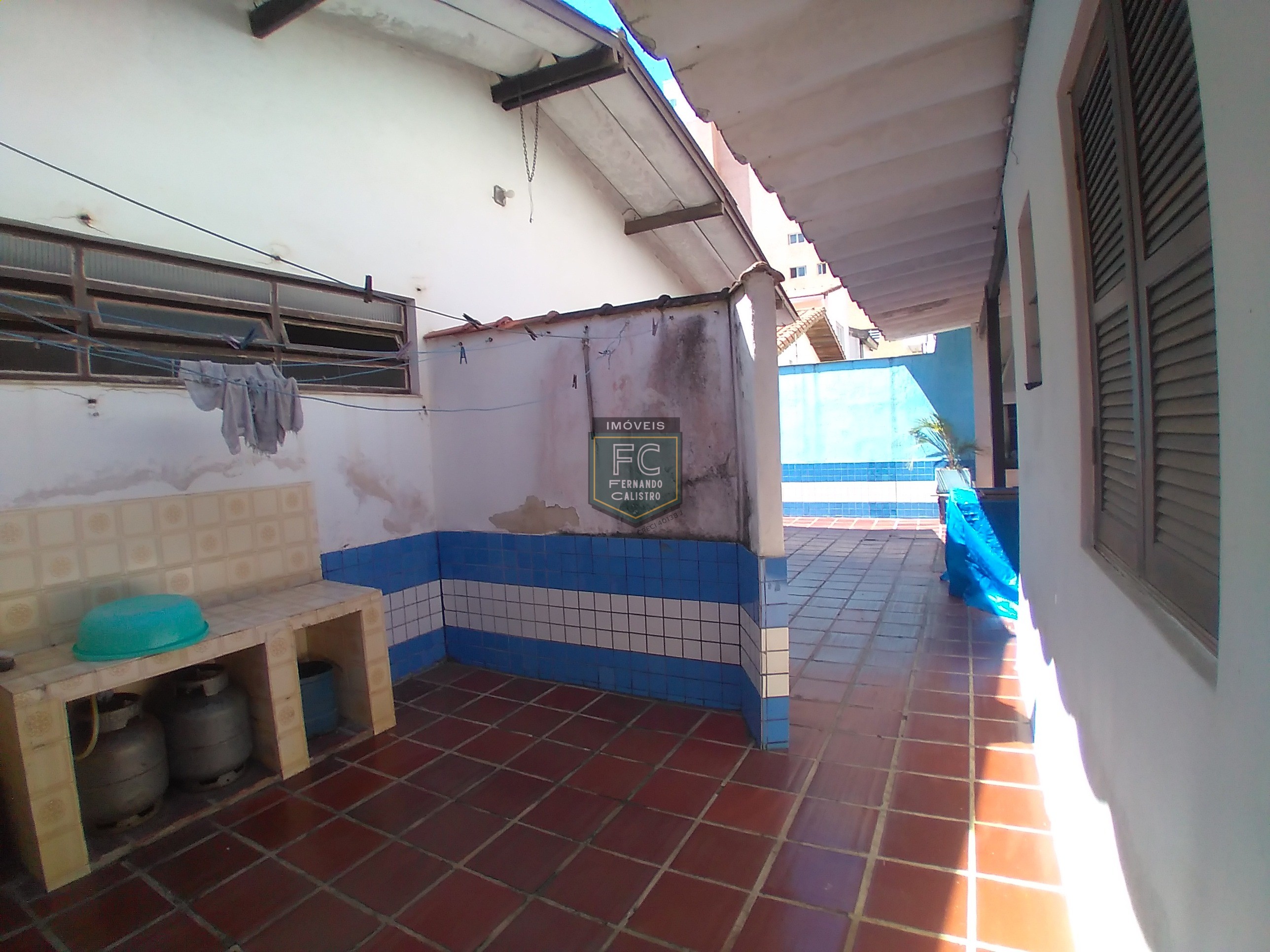 Casa lote inteiro 3 dormitórios (1 suíte), piscina, área gourmet, 6 vagas, edícula, a passos da praia, aceita financiamento, jd. Marina, mongaguá/sp