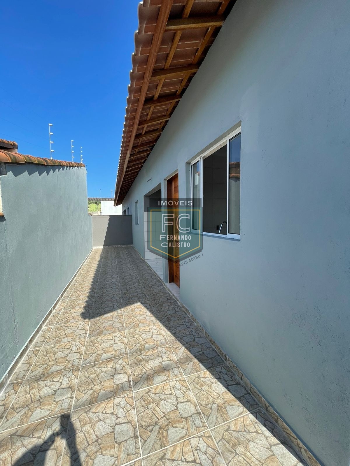 Casa ampla de esquina, nova, 2 dormitórios (1 suíte), c/ pis