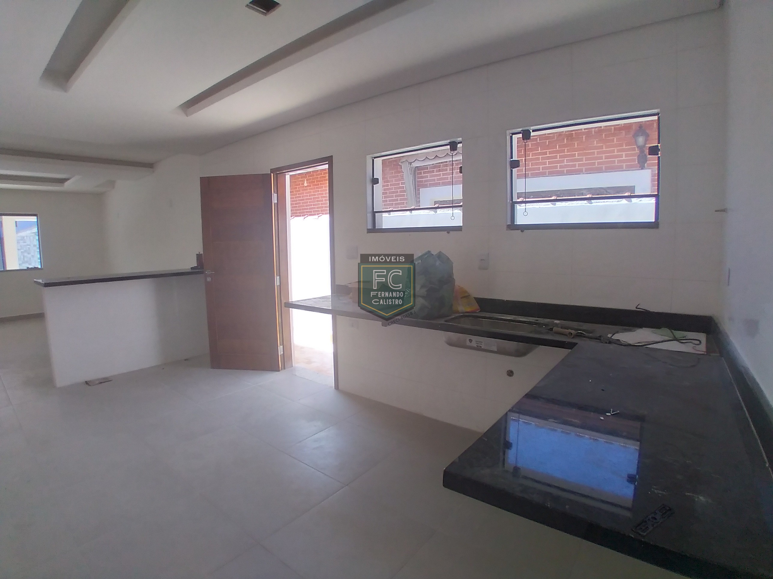 Casa isolada 3 dormitórios (1 suíte) modernizada, piscina, churrasqueira, edícula, a passos da praia, financ. Direto, permuta, jd. Marina, mongaguá/sp