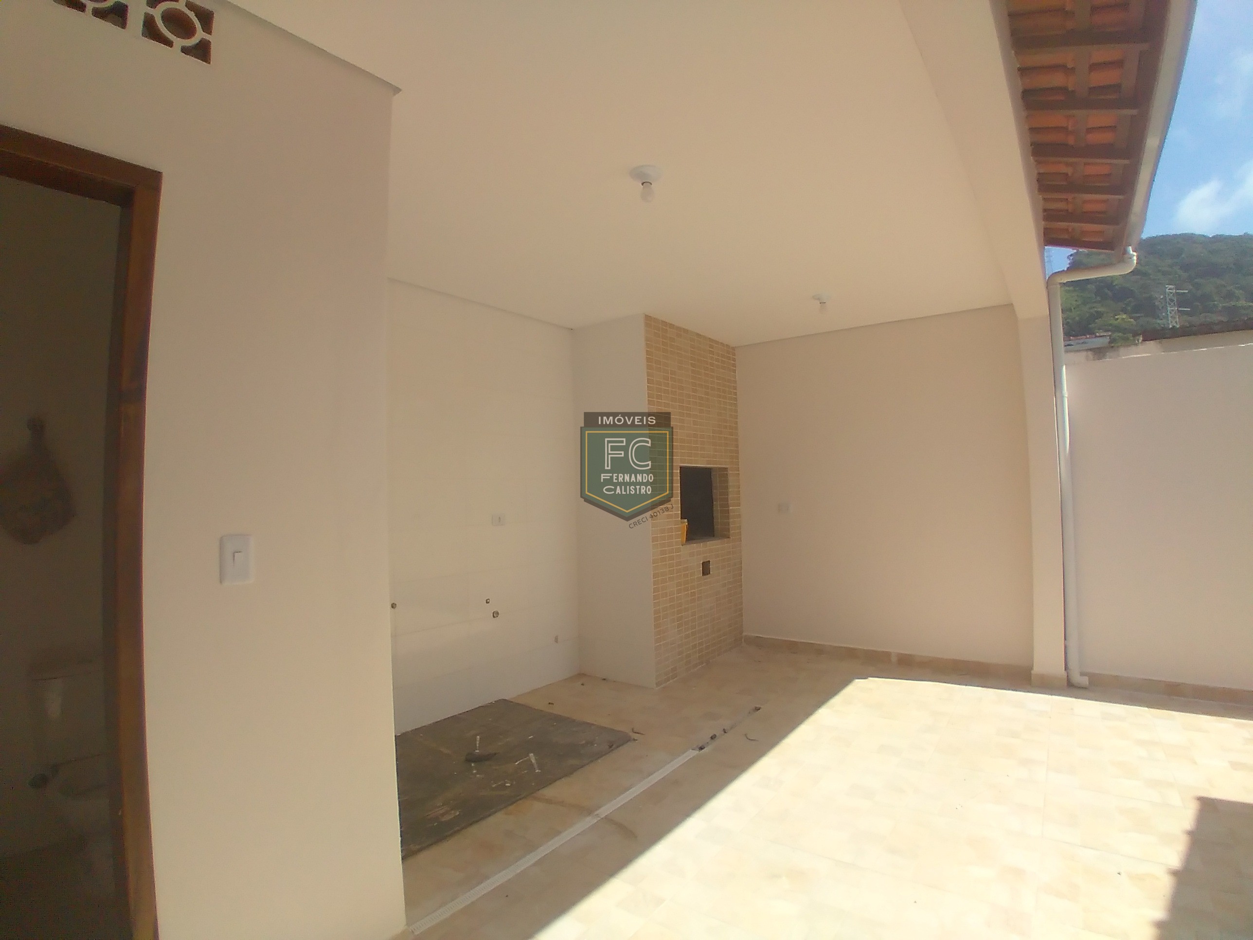 Casa isolada 3 dormitórios (1 suíte) modernizada, piscina, churrasqueira, edícula, a passos da praia, financ. Direto, permuta, jd. Marina, mongaguá/sp