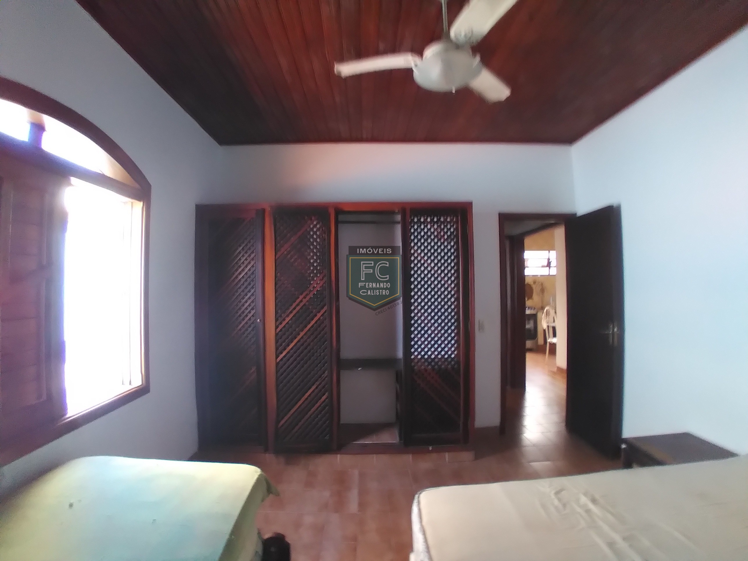 Casa lote inteiro 3 dormitórios (1 suíte), piscina, área gourmet, 6 vagas, edícula, a passos da praia, aceita financiamento, jd. Marina, mongaguá/sp