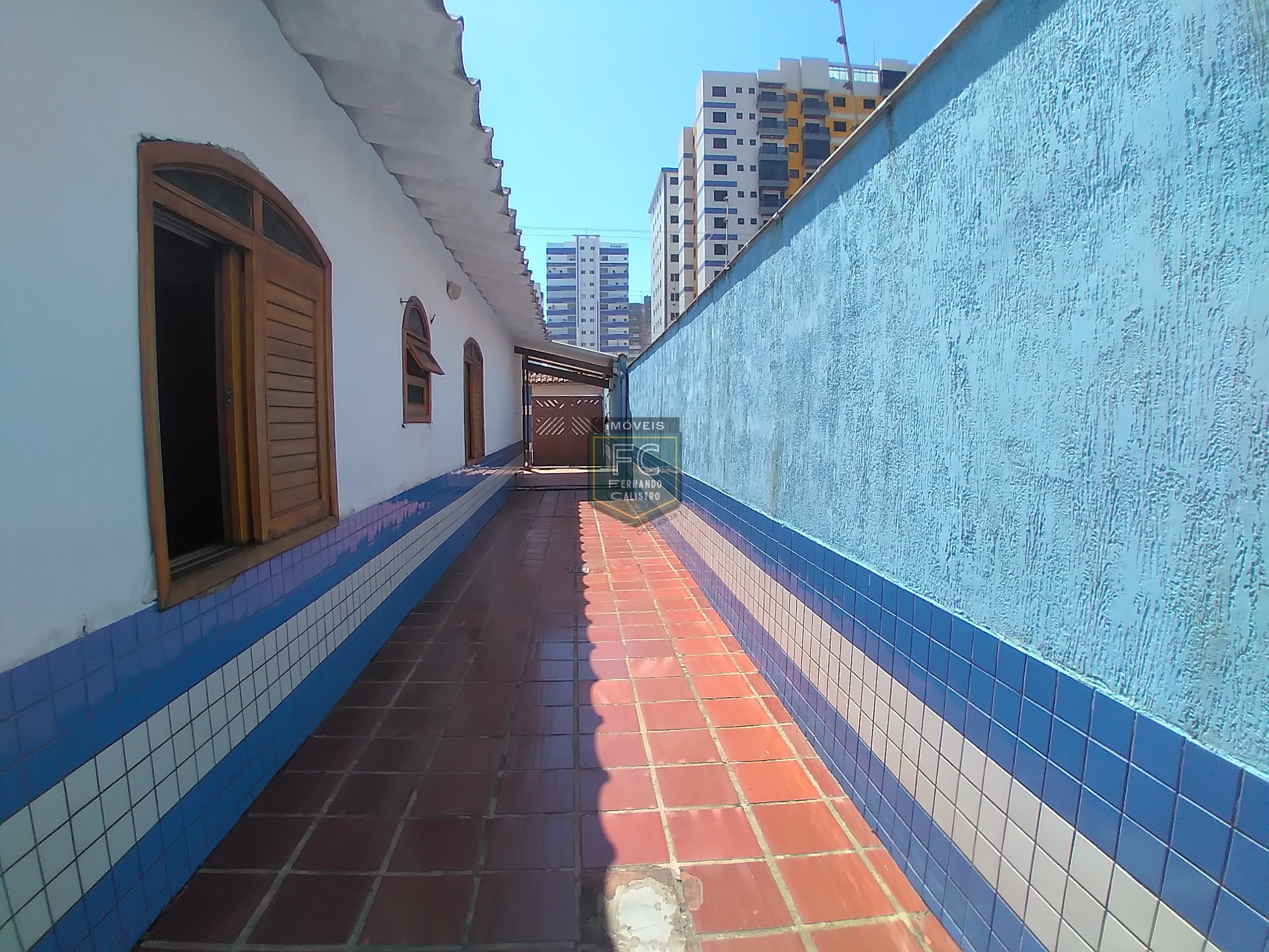 Casa lote inteiro 3 dormitórios (1 suíte), piscina, área gourmet, 6 vagas, edícula, a passos da praia, aceita financiamento, jd. Marina, mongaguá/sp