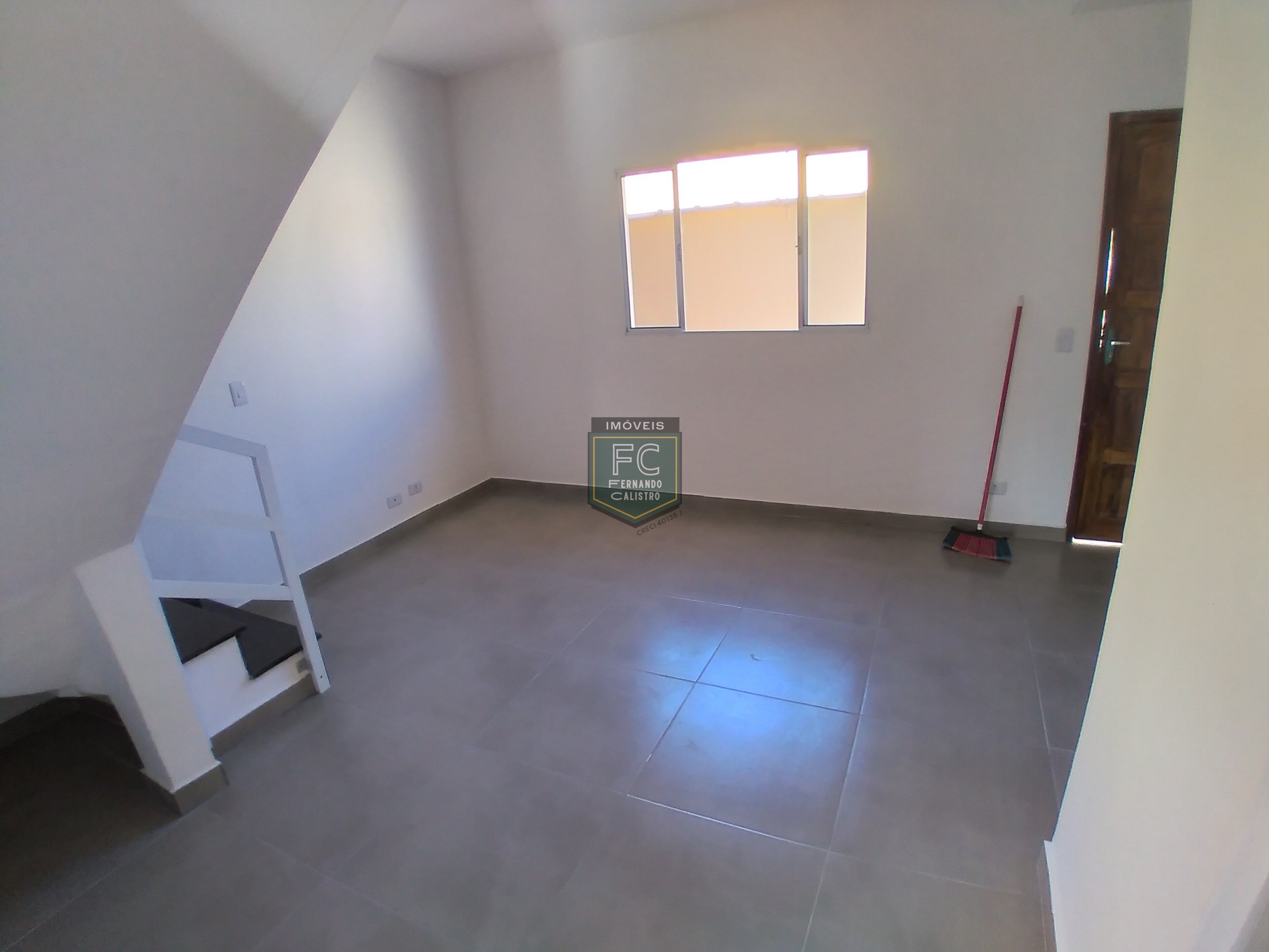 Sobrados novos 2 dormitórios (2 suítes) em condomínio, local