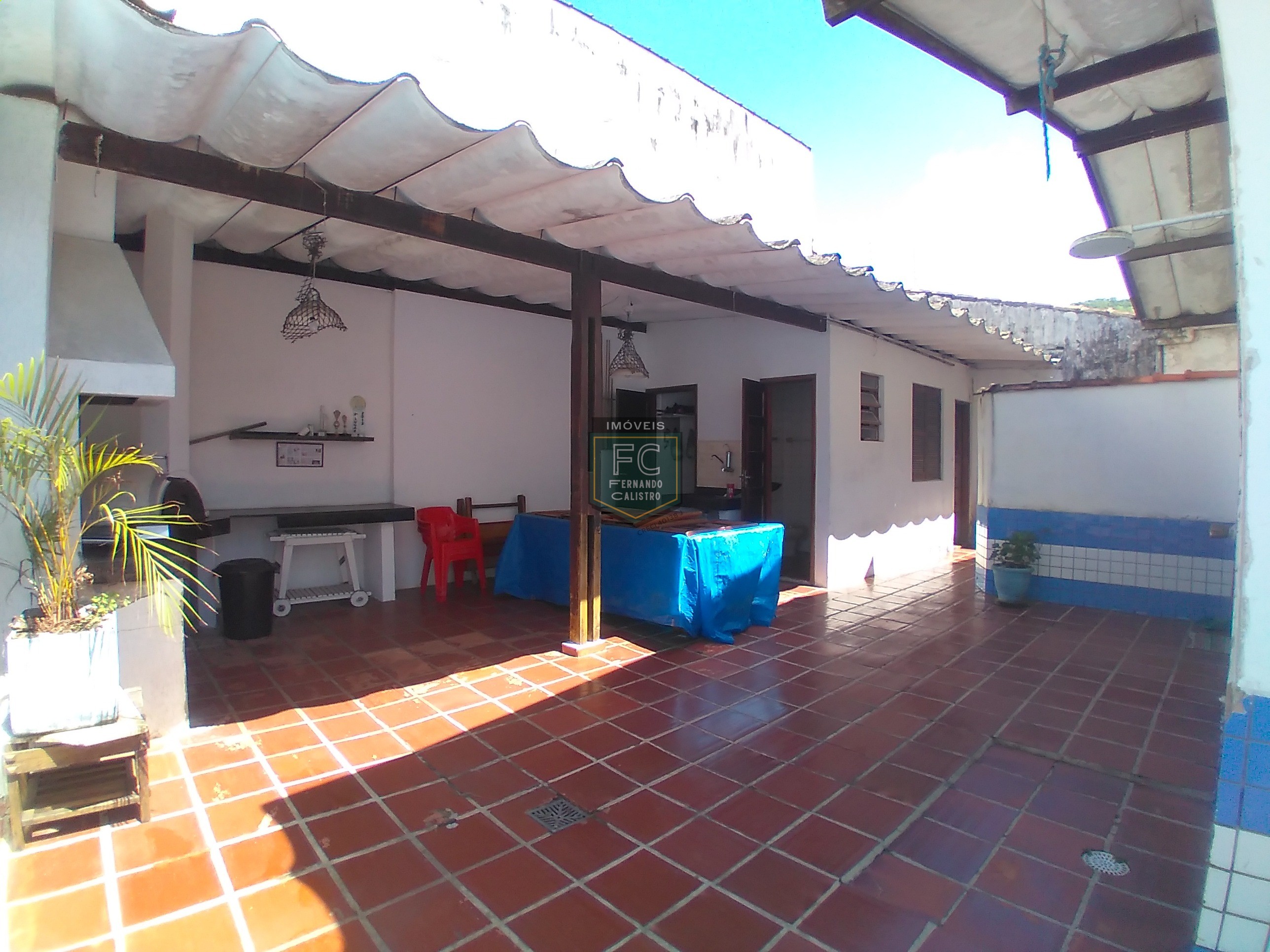 Casa lote inteiro 3 dormitórios (1 suíte), piscina, área gourmet, 6 vagas, edícula, a passos da praia, aceita financiamento, jd. Marina, mongaguá/sp