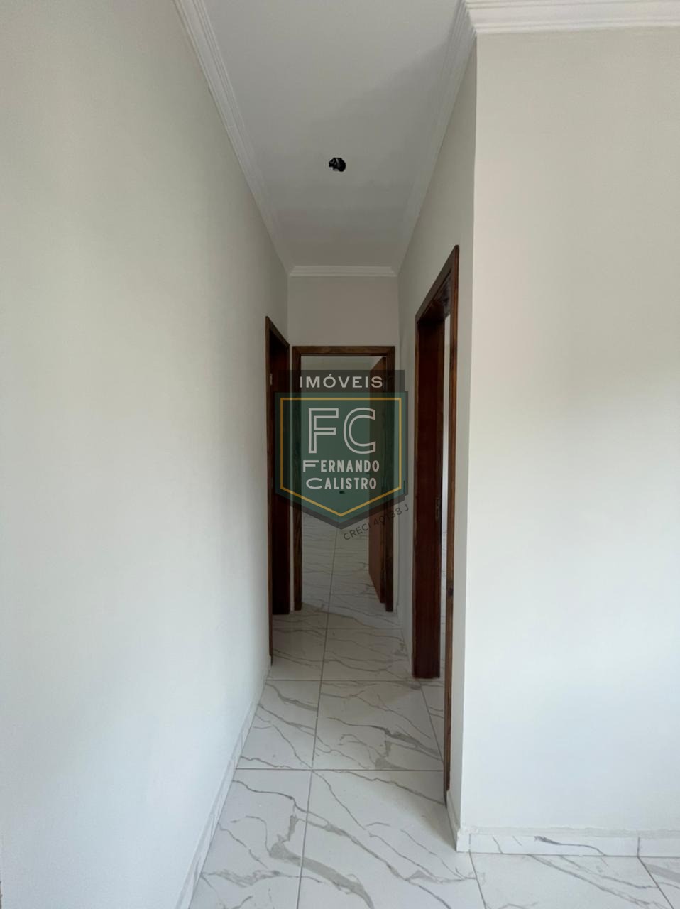 Casa ampla de esquina, nova, 2 dormitórios (1 suíte), c/ pis