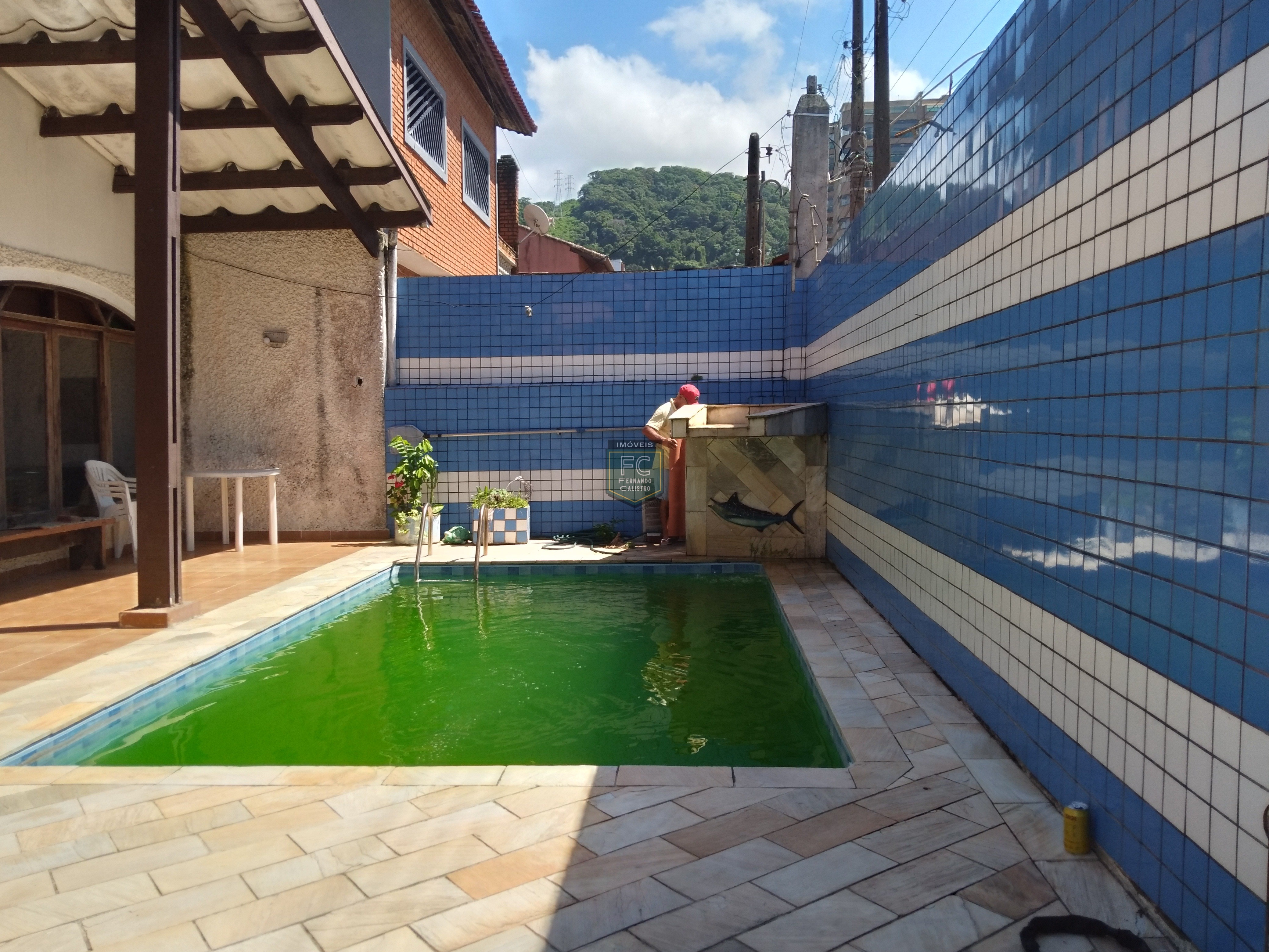 Casa lote inteiro 3 dormitórios (1 suíte), piscina, área gourmet, 6 vagas, edícula, a passos da praia, aceita financiamento, jd. Marina, mongaguá/sp
