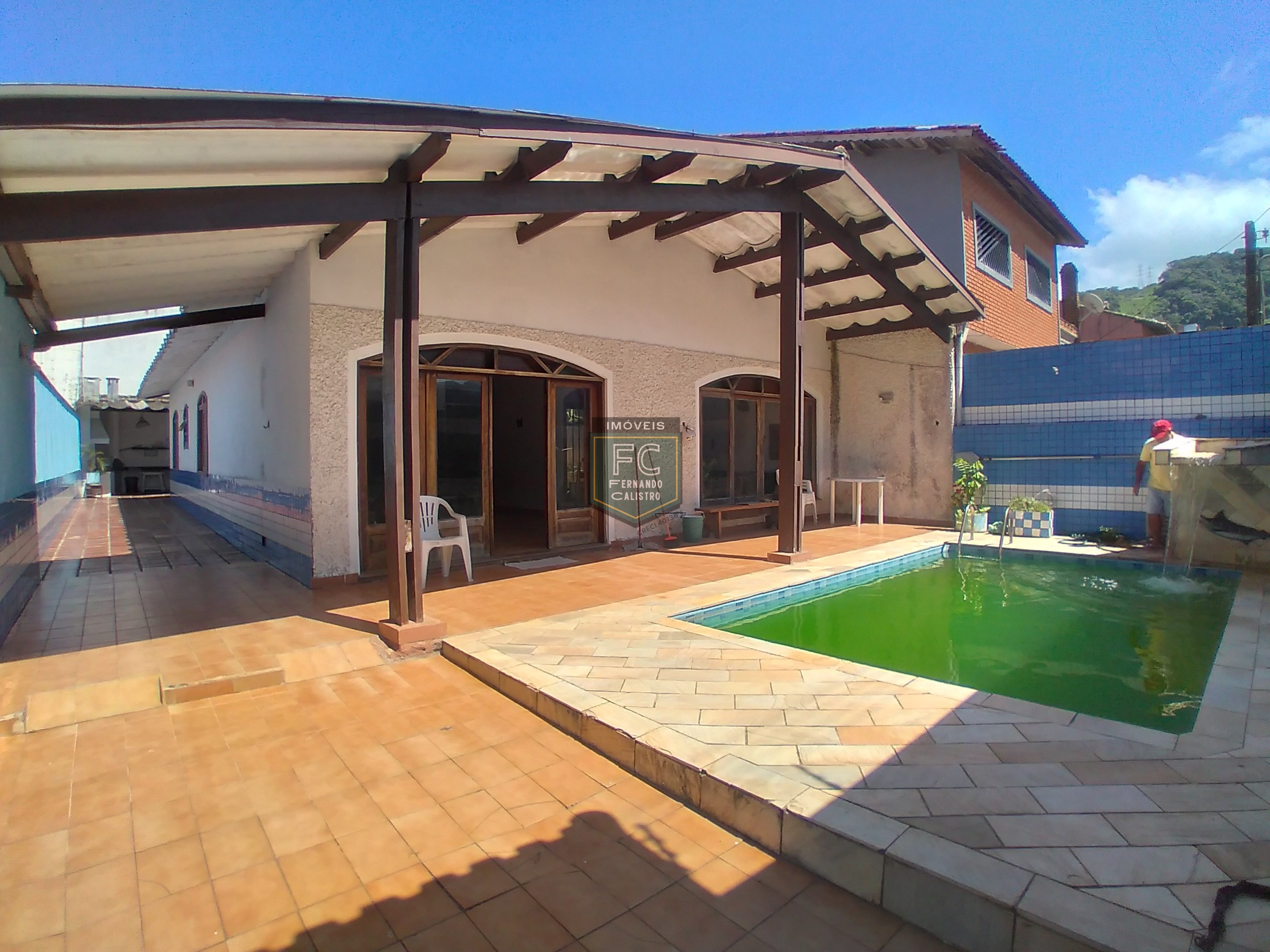 Casa lote inteiro 3 dormitórios (1 suíte), piscina, área gourmet, 6 vagas, edícula, a passos da praia, aceita financiamento, jd. Marina, mongaguá/sp