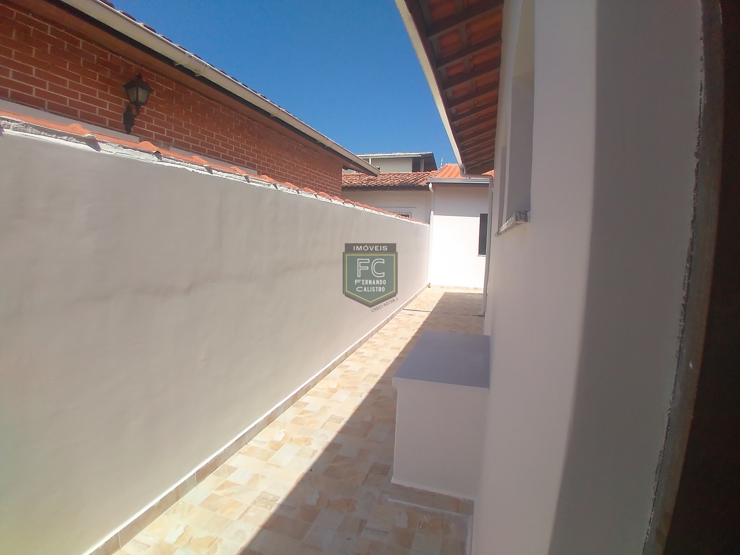 Casa isolada 3 dormitórios (1 suíte) modernizada, piscina, churrasqueira, edícula, a passos da praia, financ. Direto, permuta, jd. Marina, mongaguá/sp