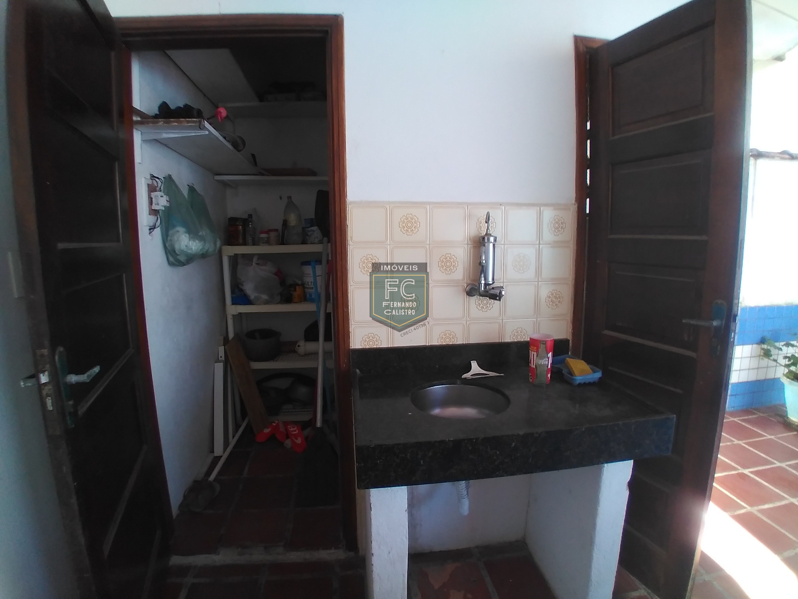Casa lote inteiro 3 dormitórios (1 suíte), piscina, área gourmet, 6 vagas, edícula, a passos da praia, aceita financiamento, jd. Marina, mongaguá/sp