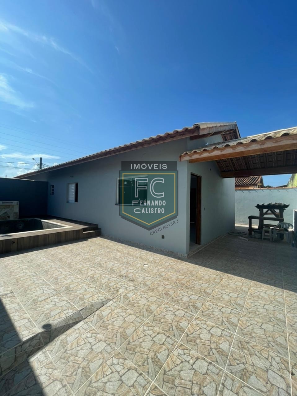 Casa ampla de esquina, nova, 2 dormitórios (1 suíte), c/ pis