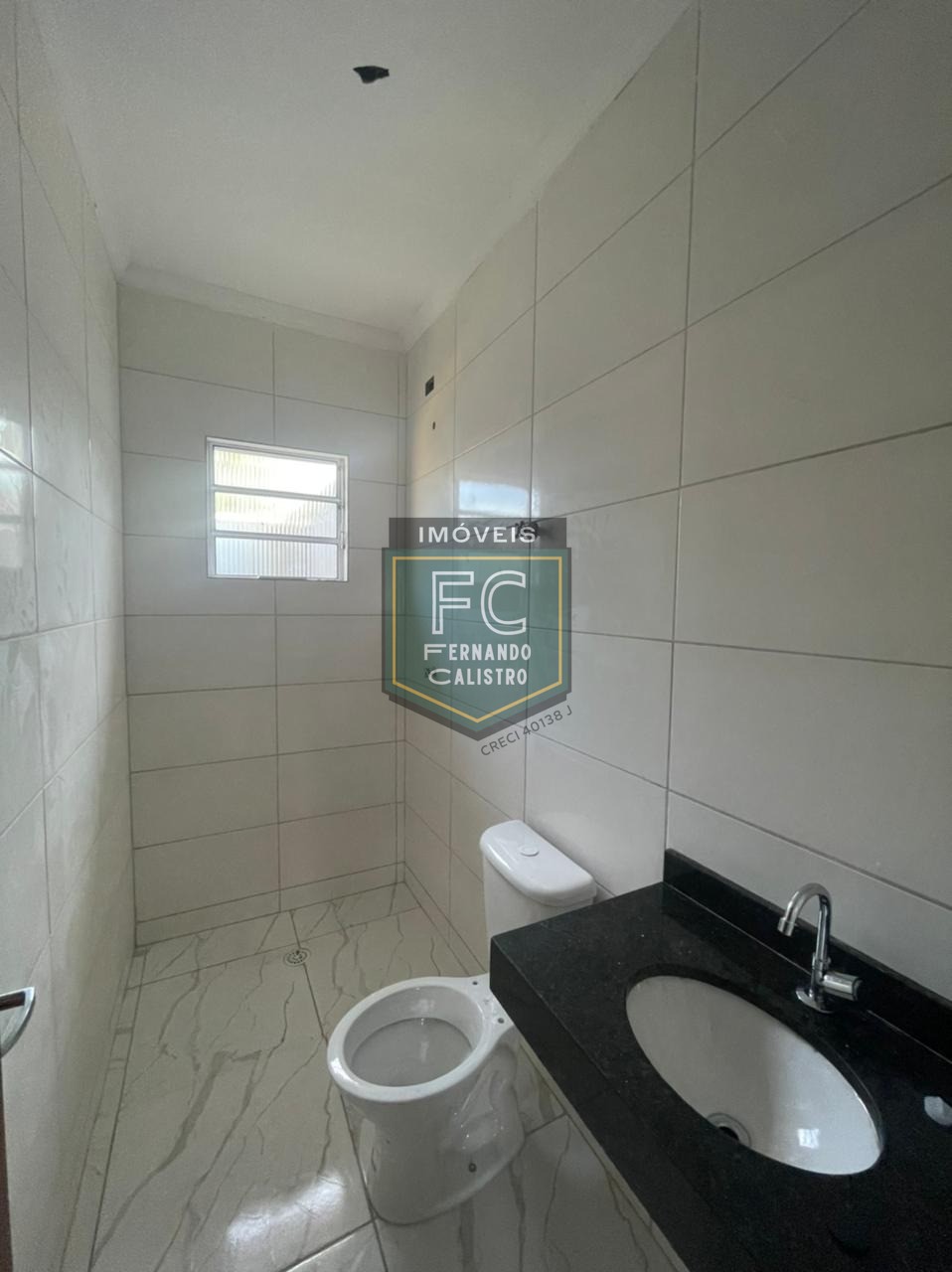 Casa ampla de esquina, nova, 2 dormitórios (1 suíte), c/ pis