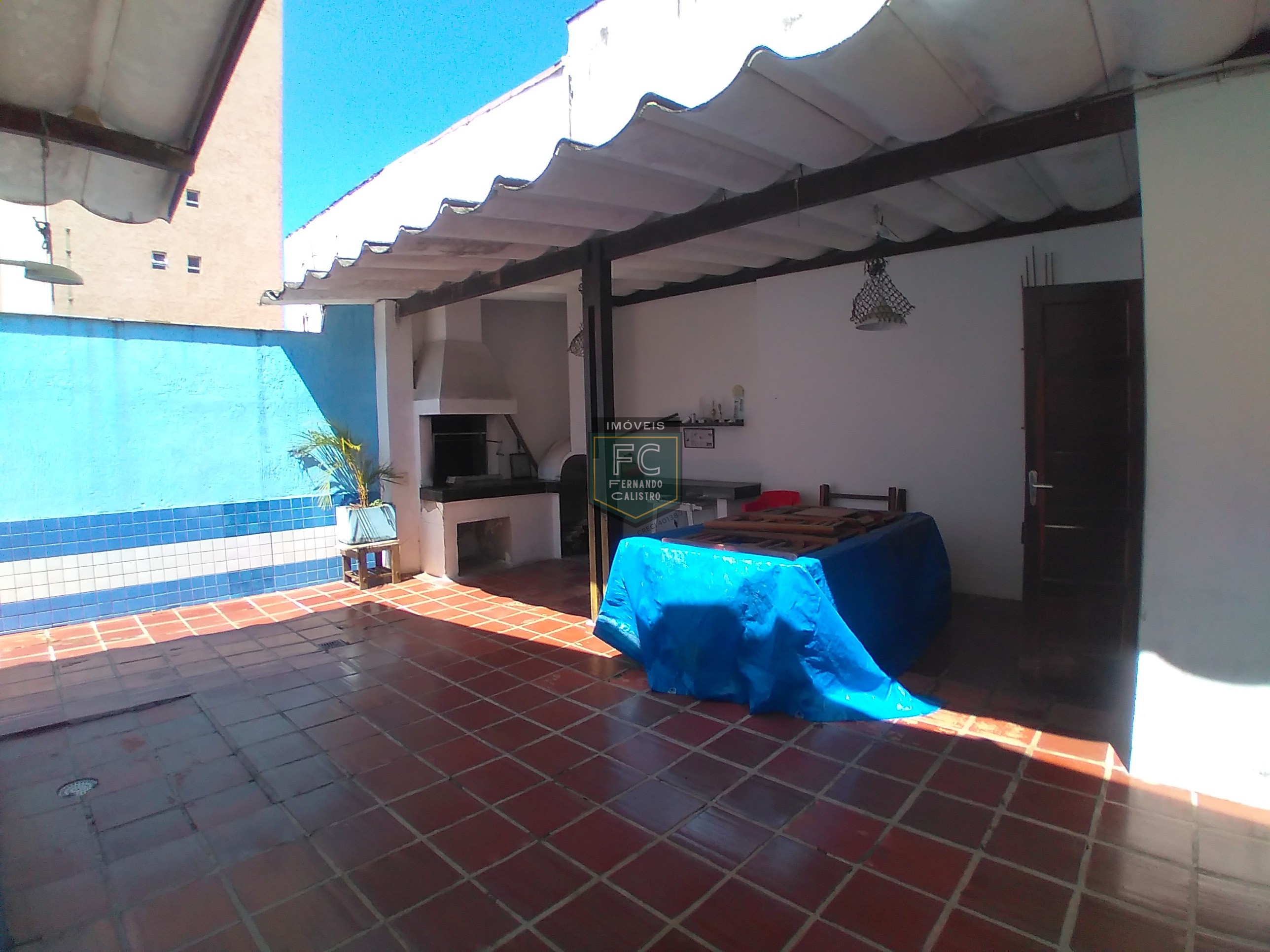Casa lote inteiro 3 dormitórios (1 suíte), piscina, área gourmet, 6 vagas, edícula, a passos da praia, aceita financiamento, jd. Marina, mongaguá/sp
