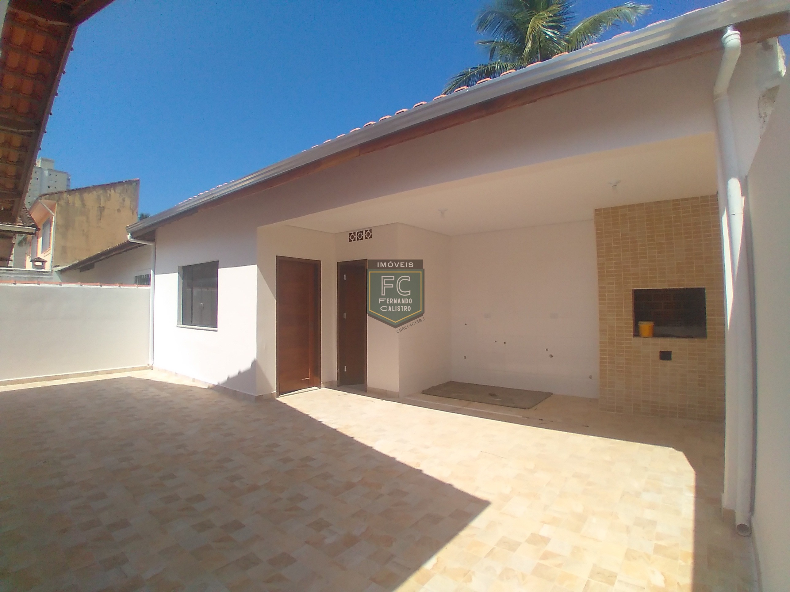 Casa isolada 3 dormitórios (1 suíte) modernizada, piscina, churrasqueira, edícula, a passos da praia, financ. Direto, permuta, jd. Marina, mongaguá/sp
