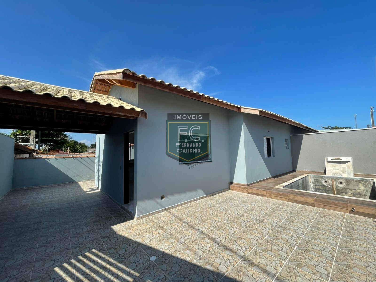 Casa ampla de esquina, nova, 2 dormitórios (1 suíte), c/ pis