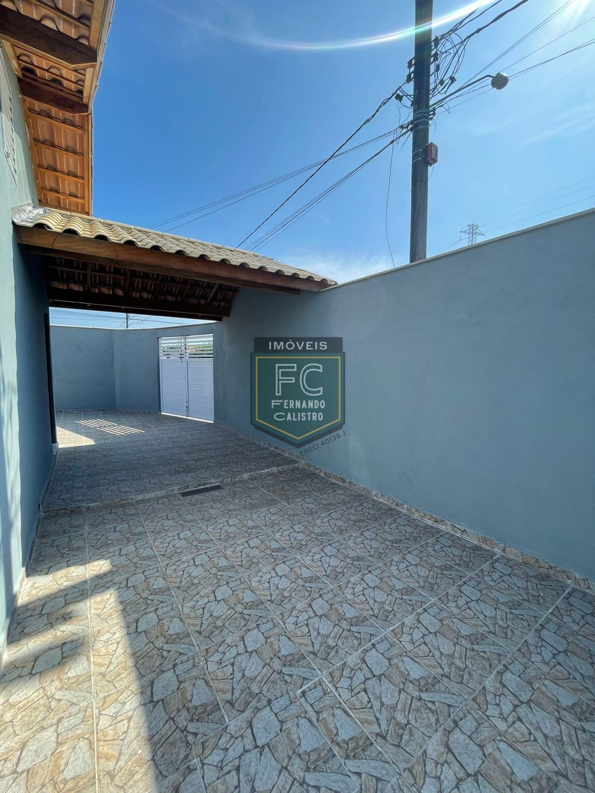 Casa ampla de esquina, nova, 2 dormitórios (1 suíte), c/ pis