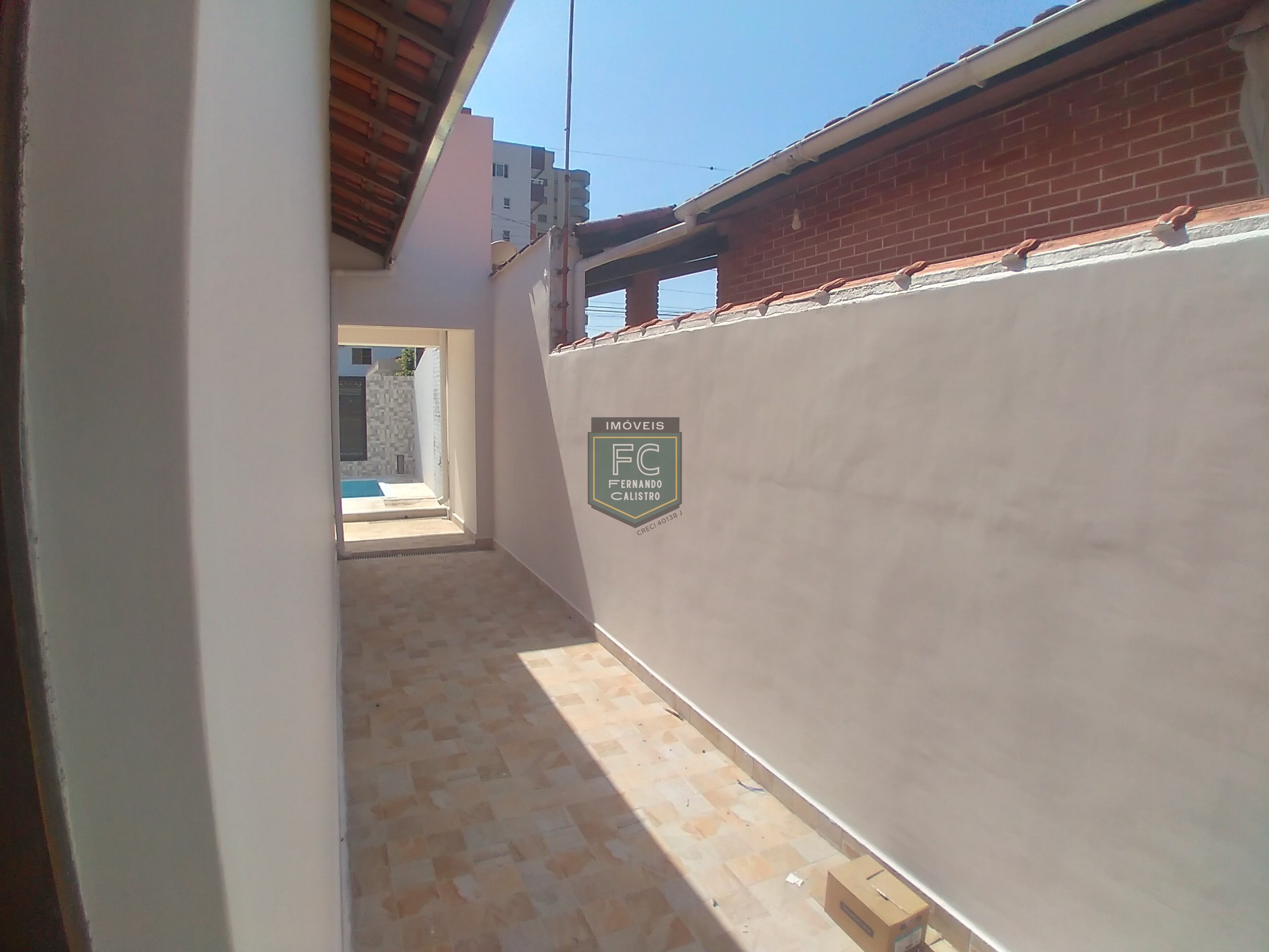 Casa isolada 3 dormitórios (1 suíte) modernizada, piscina, churrasqueira, edícula, a passos da praia, financ. Direto, permuta, jd. Marina, mongaguá/sp