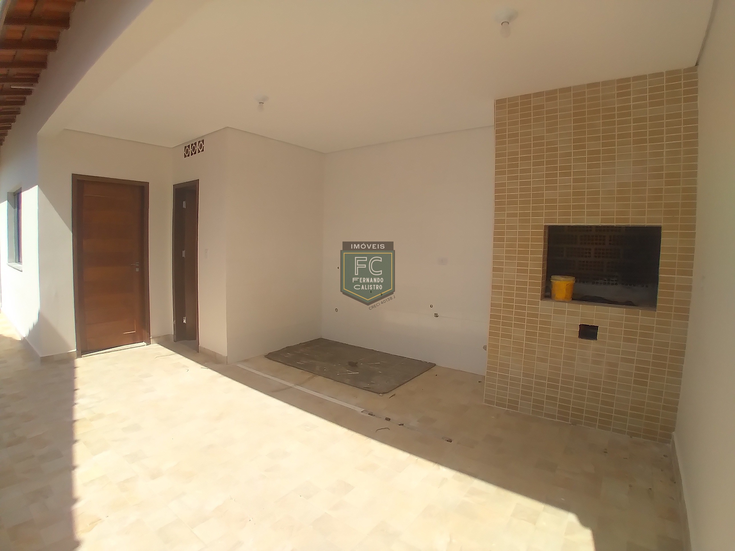 Casa isolada 3 dormitórios (1 suíte) modernizada, piscina, churrasqueira, edícula, a passos da praia, financ. Direto, permuta, jd. Marina, mongaguá/sp