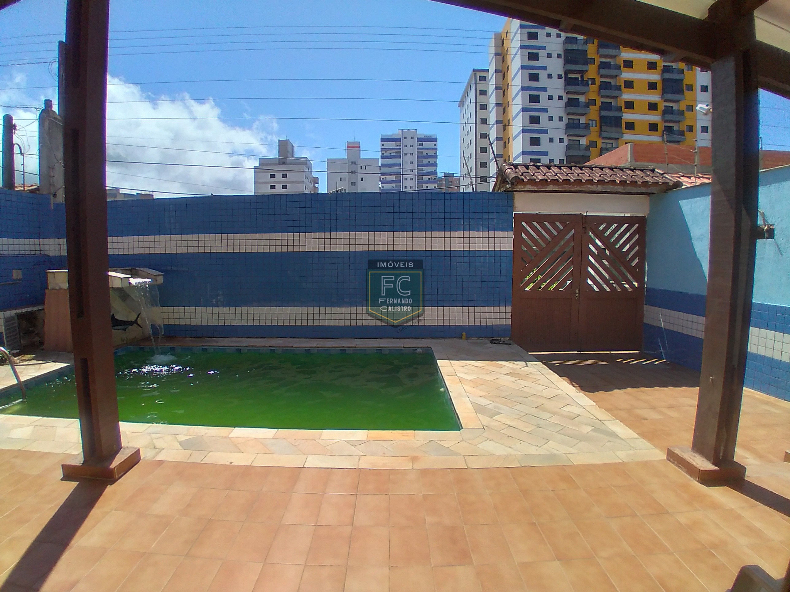 Casa lote inteiro 3 dormitórios (1 suíte), piscina, área gourmet, 6 vagas, edícula, a passos da praia, aceita financiamento, jd. Marina, mongaguá/sp