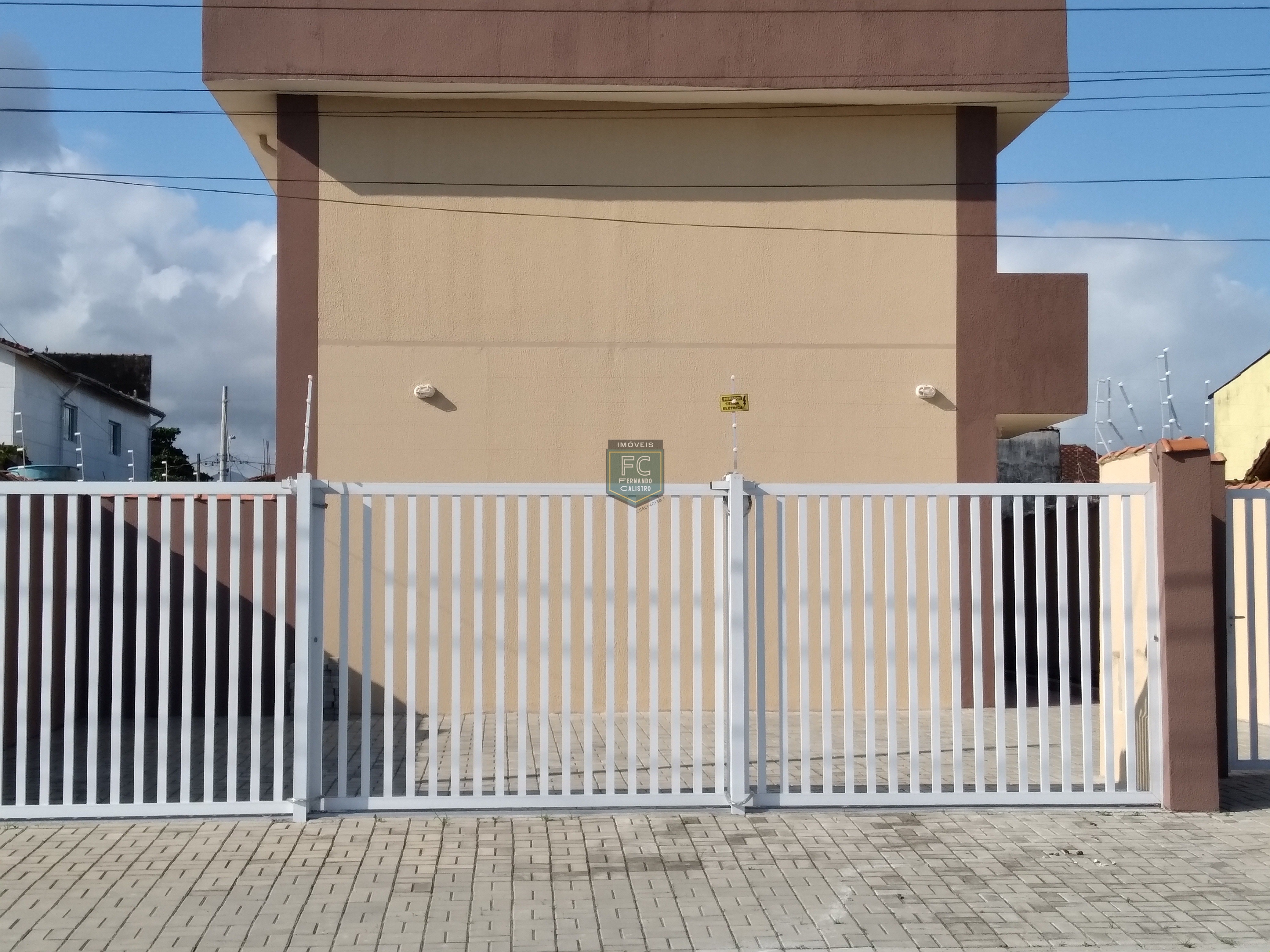 Sobrados novos 2 dormitórios (2 suítes) em condomínio, local