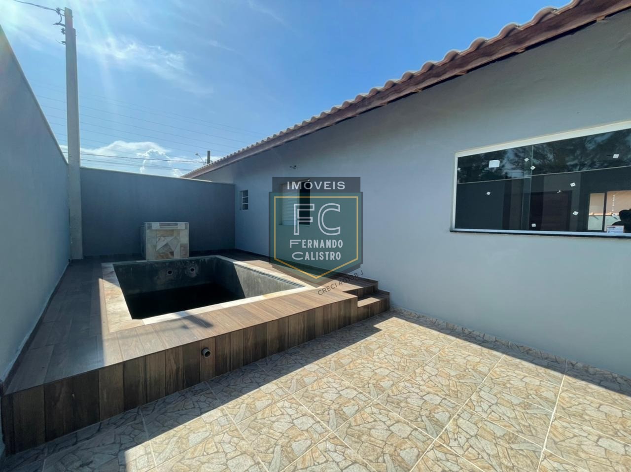 Casa ampla de esquina, nova, 2 dormitórios (1 suíte), c/ pis