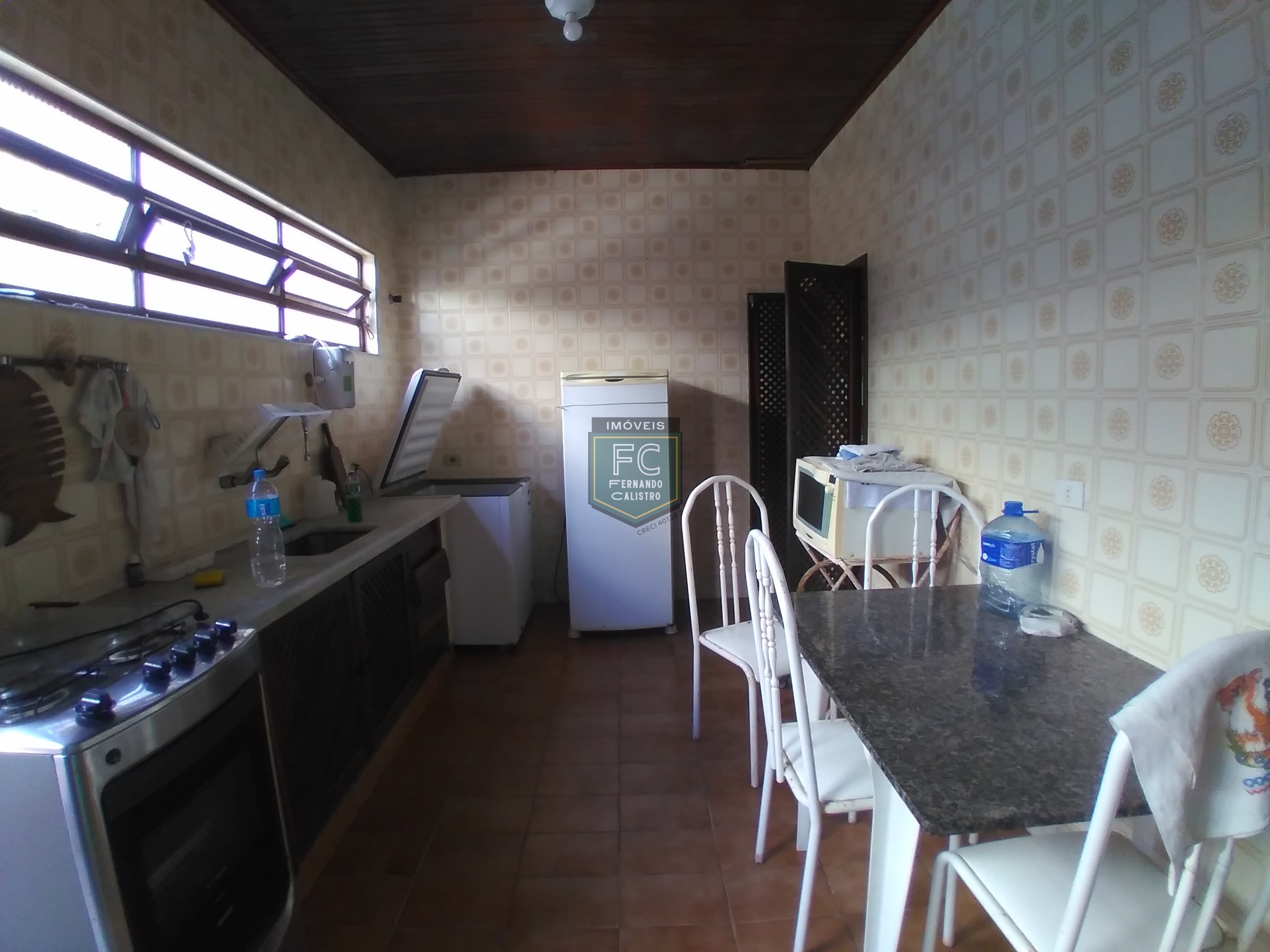 Casa lote inteiro 3 dormitórios (1 suíte), piscina, área gourmet, 6 vagas, edícula, a passos da praia, aceita financiamento, jd. Marina, mongaguá/sp