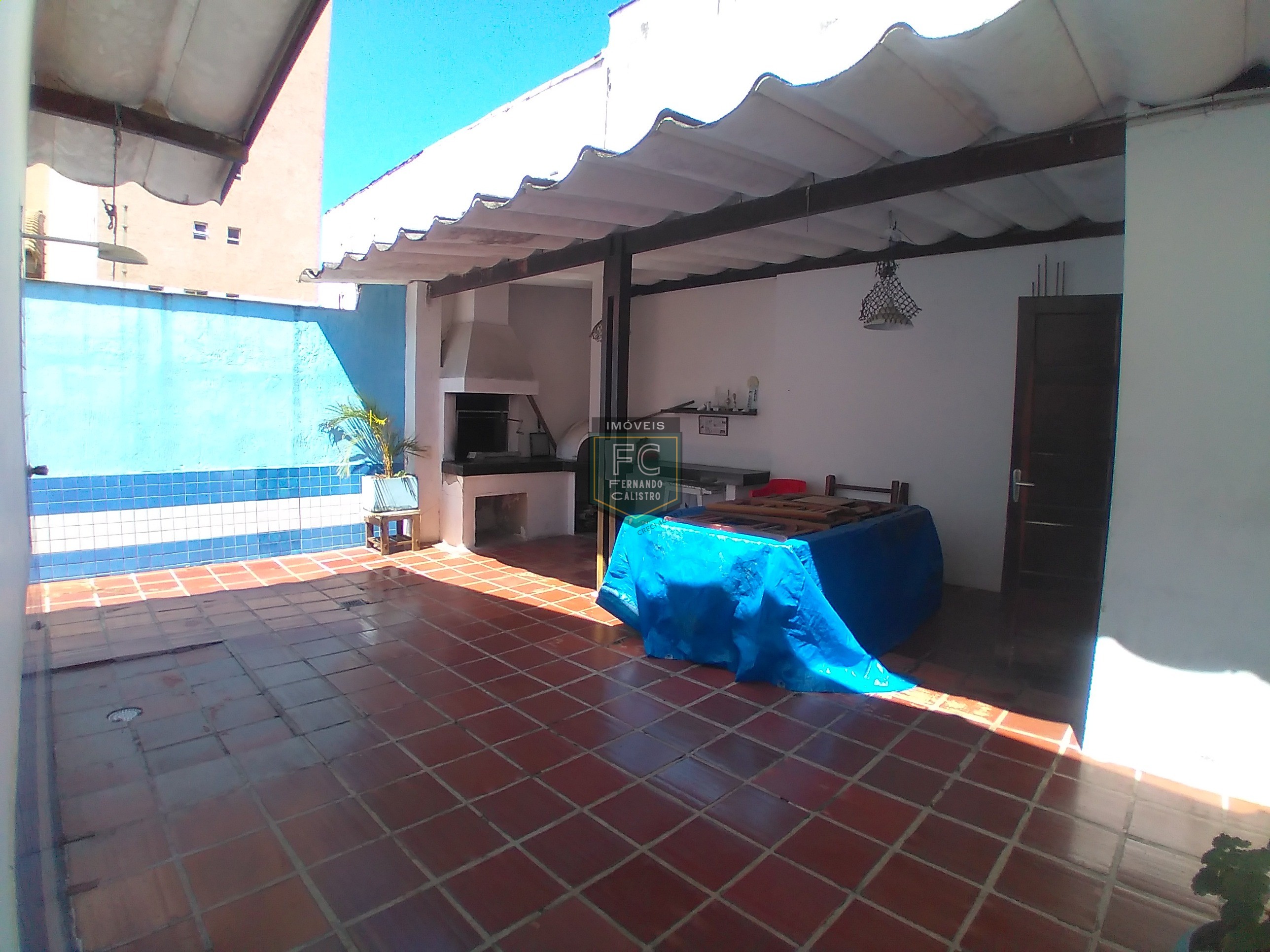 Casa lote inteiro 3 dormitórios (1 suíte), piscina, área gourmet, 6 vagas, edícula, a passos da praia, aceita financiamento, jd. Marina, mongaguá/sp