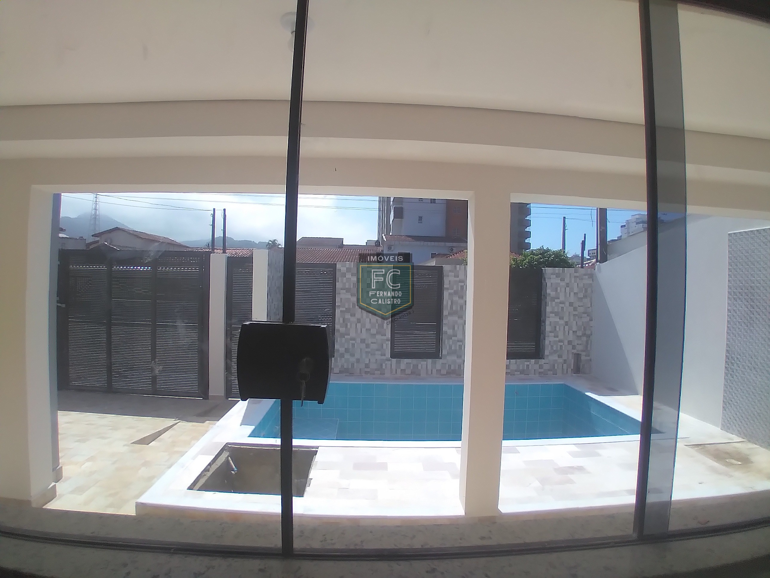 Casa isolada 3 dormitórios (1 suíte) modernizada, piscina, churrasqueira, edícula, a passos da praia, financ. Direto, permuta, jd. Marina, mongaguá/sp