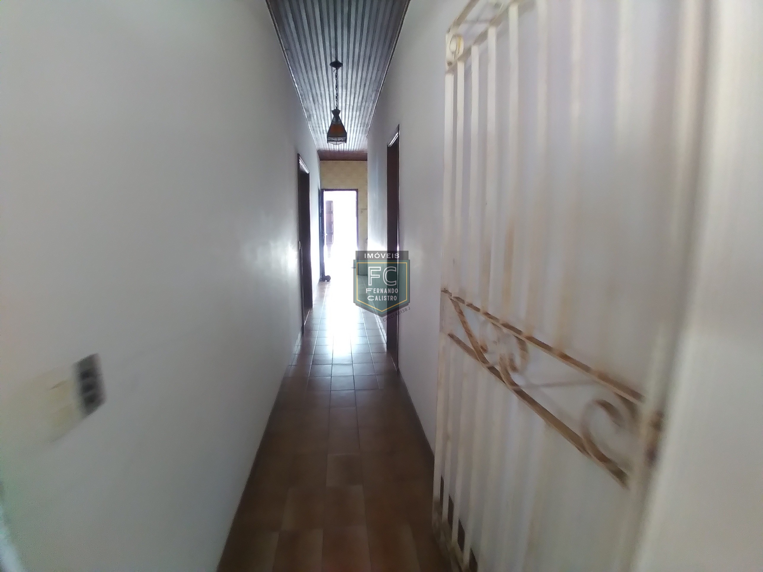 Casa lote inteiro 3 dormitórios (1 suíte), piscina, área gourmet, 6 vagas, edícula, a passos da praia, aceita financiamento, jd. Marina, mongaguá/sp