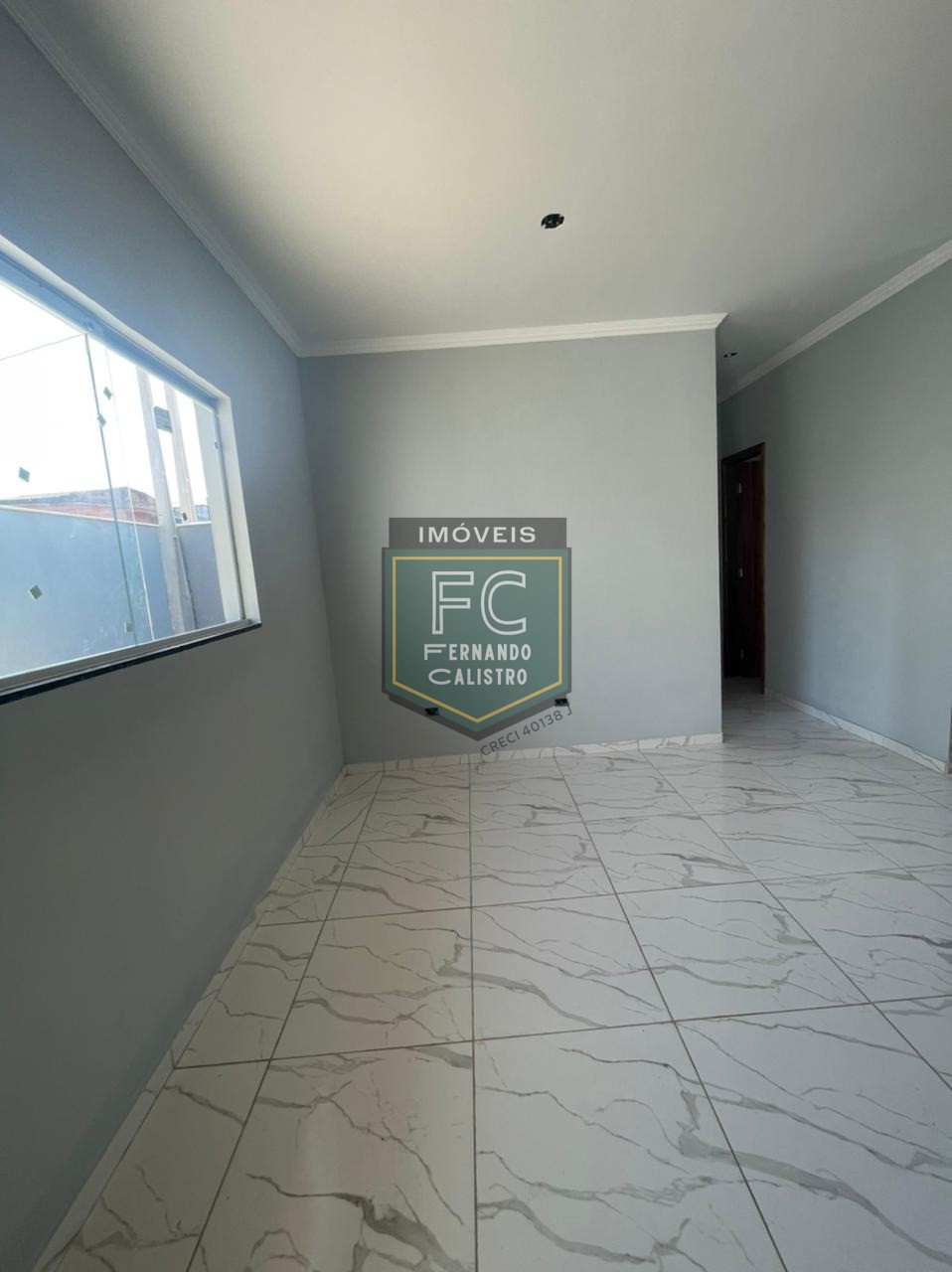 Casa ampla de esquina, nova, 2 dormitórios (1 suíte), c/ pis