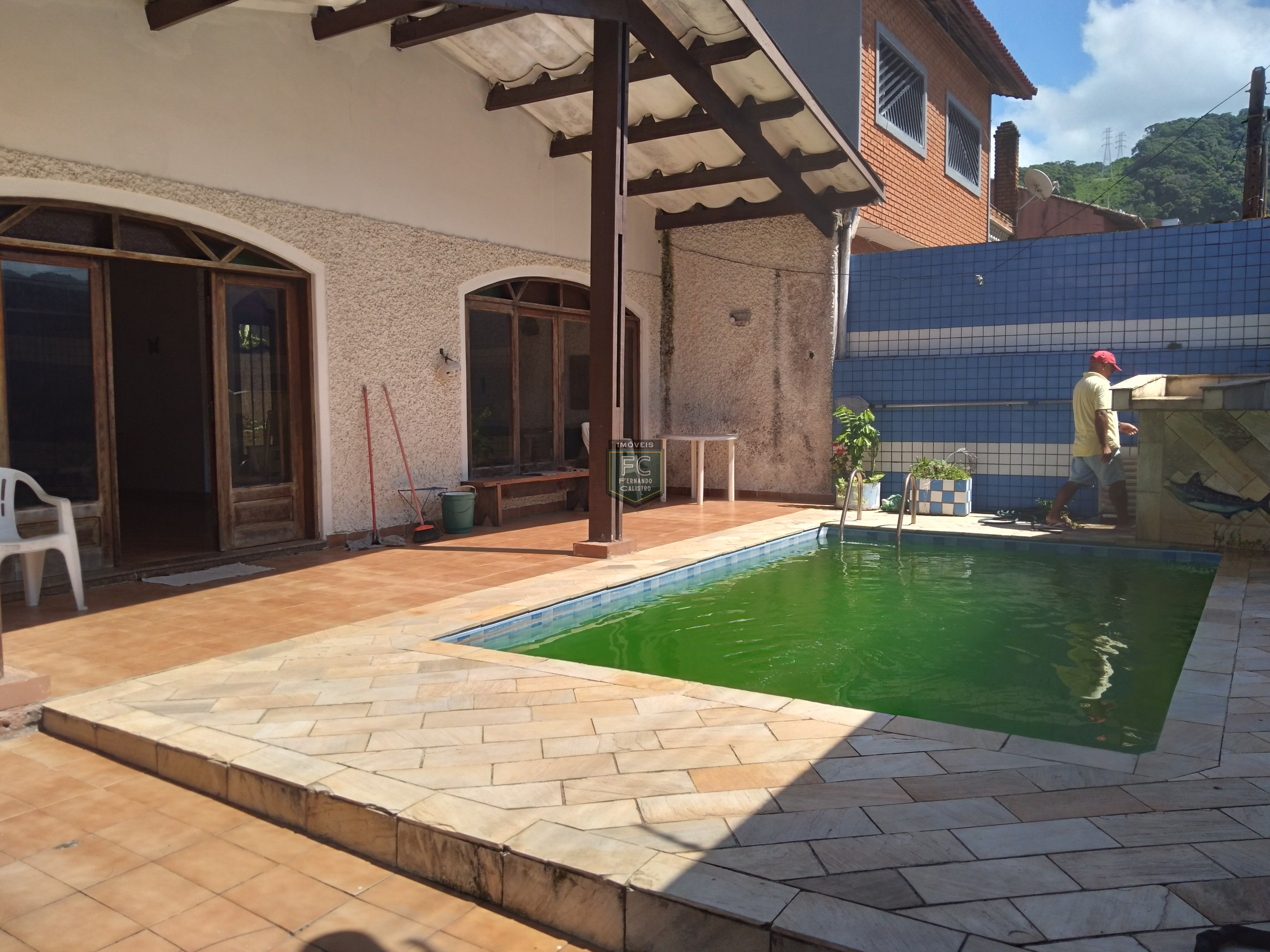 Casa lote inteiro 3 dormitórios (1 suíte), piscina, área gourmet, 6 vagas, edícula, a passos da praia, aceita financiamento, jd. Marina, mongaguá/sp