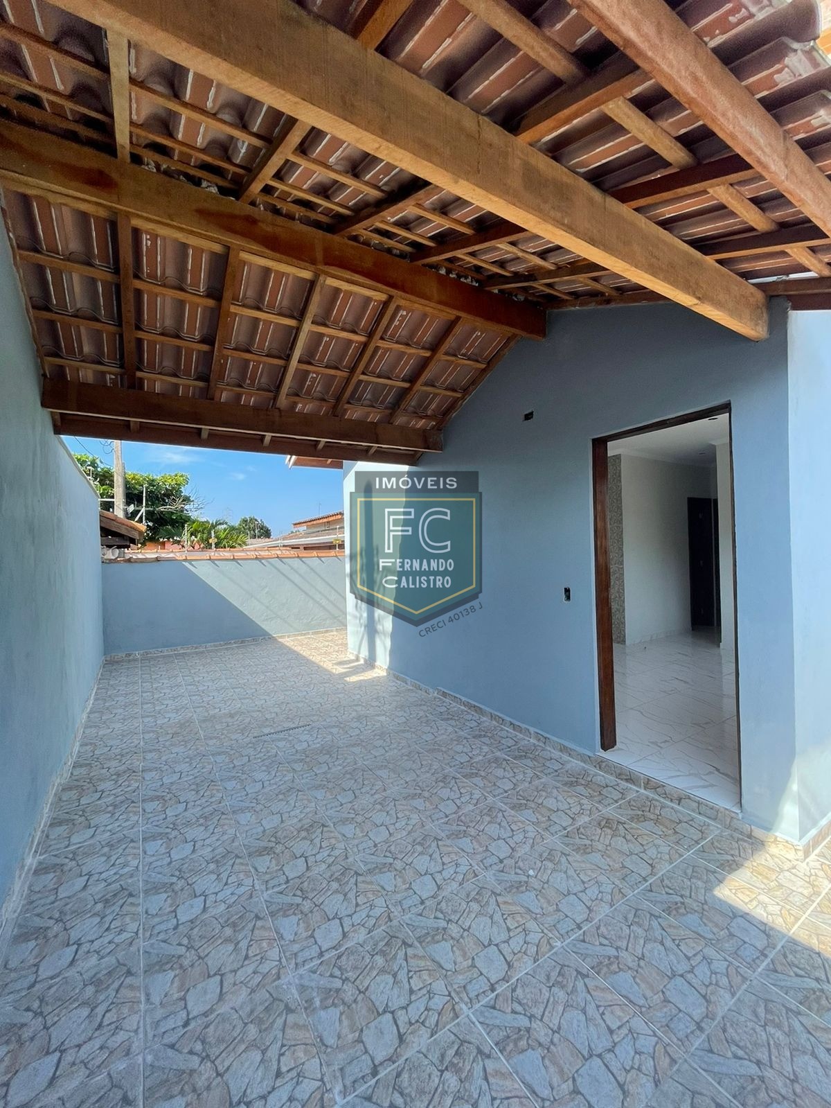 Casa ampla de esquina, nova, 2 dormitórios (1 suíte), c/ pis