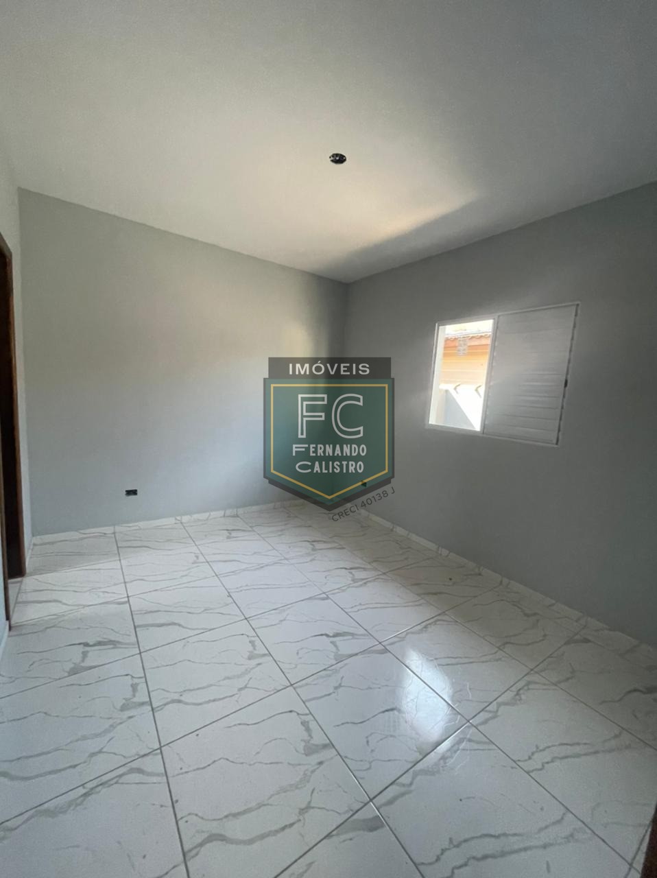 Casa ampla de esquina, nova, 2 dormitórios (1 suíte), c/ pis