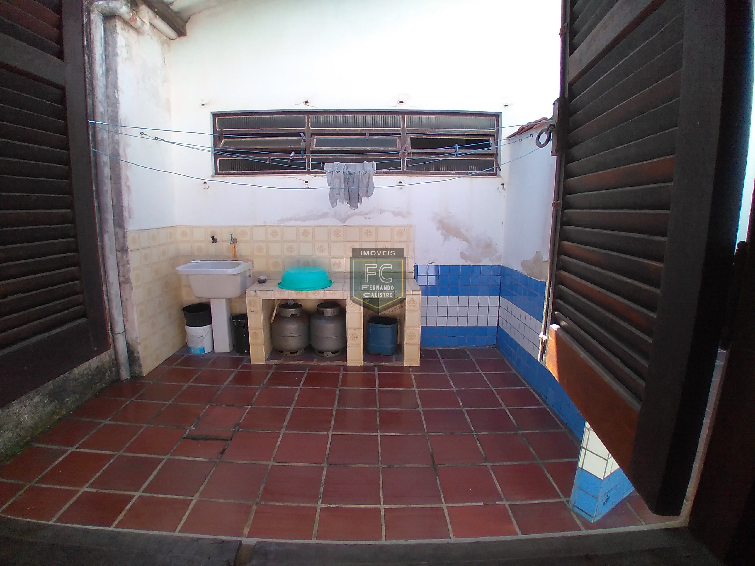 Casa lote inteiro 3 dormitórios (1 suíte), piscina, área gourmet, 6 vagas, edícula, a passos da praia, aceita financiamento, jd. Marina, mongaguá/sp