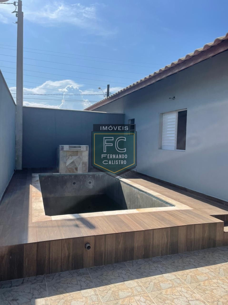 Casa ampla de esquina, nova, 2 dormitórios (1 suíte), c/ pis