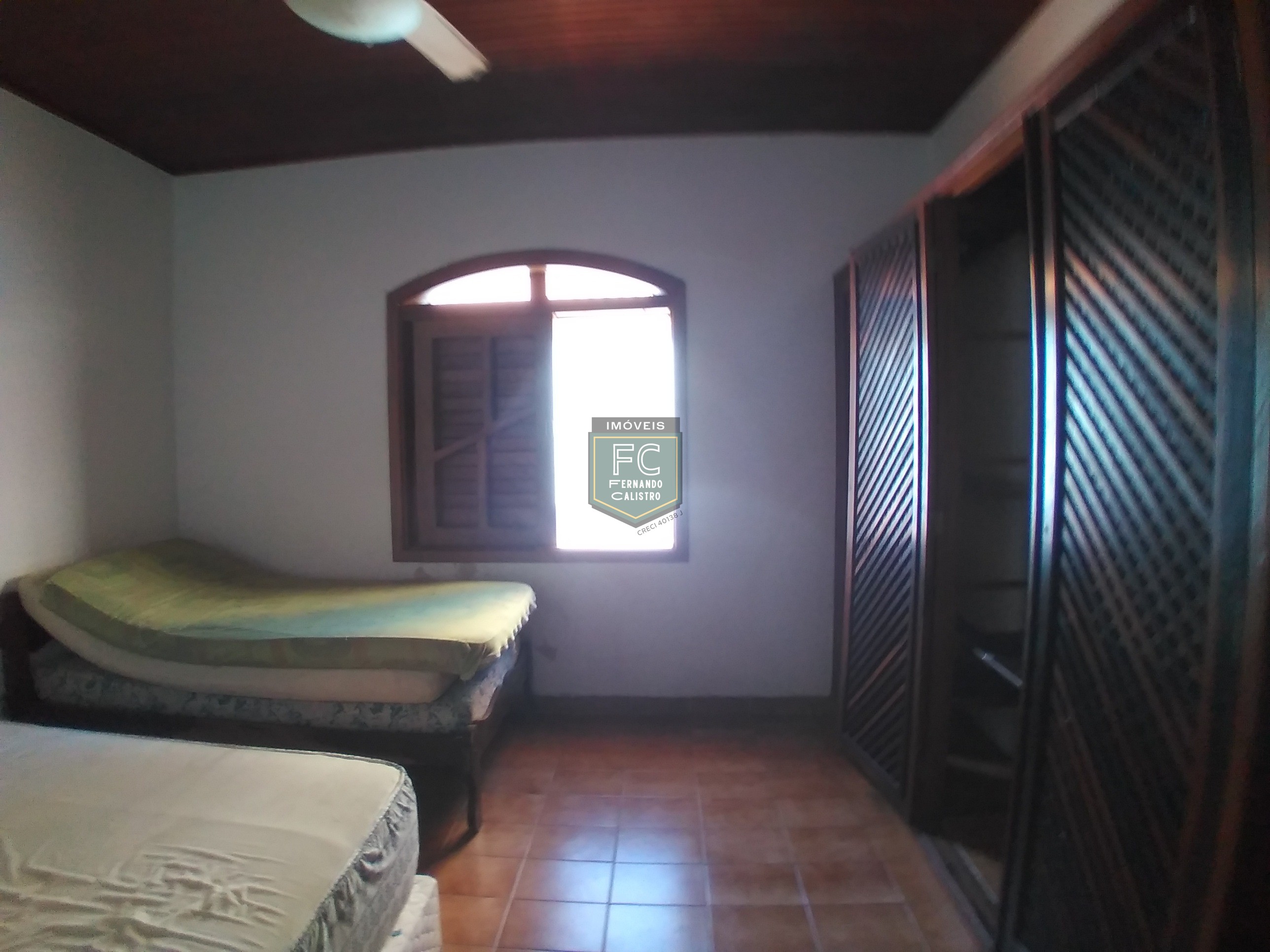 Casa lote inteiro 3 dormitórios (1 suíte), piscina, área gourmet, 6 vagas, edícula, a passos da praia, aceita financiamento, jd. Marina, mongaguá/sp