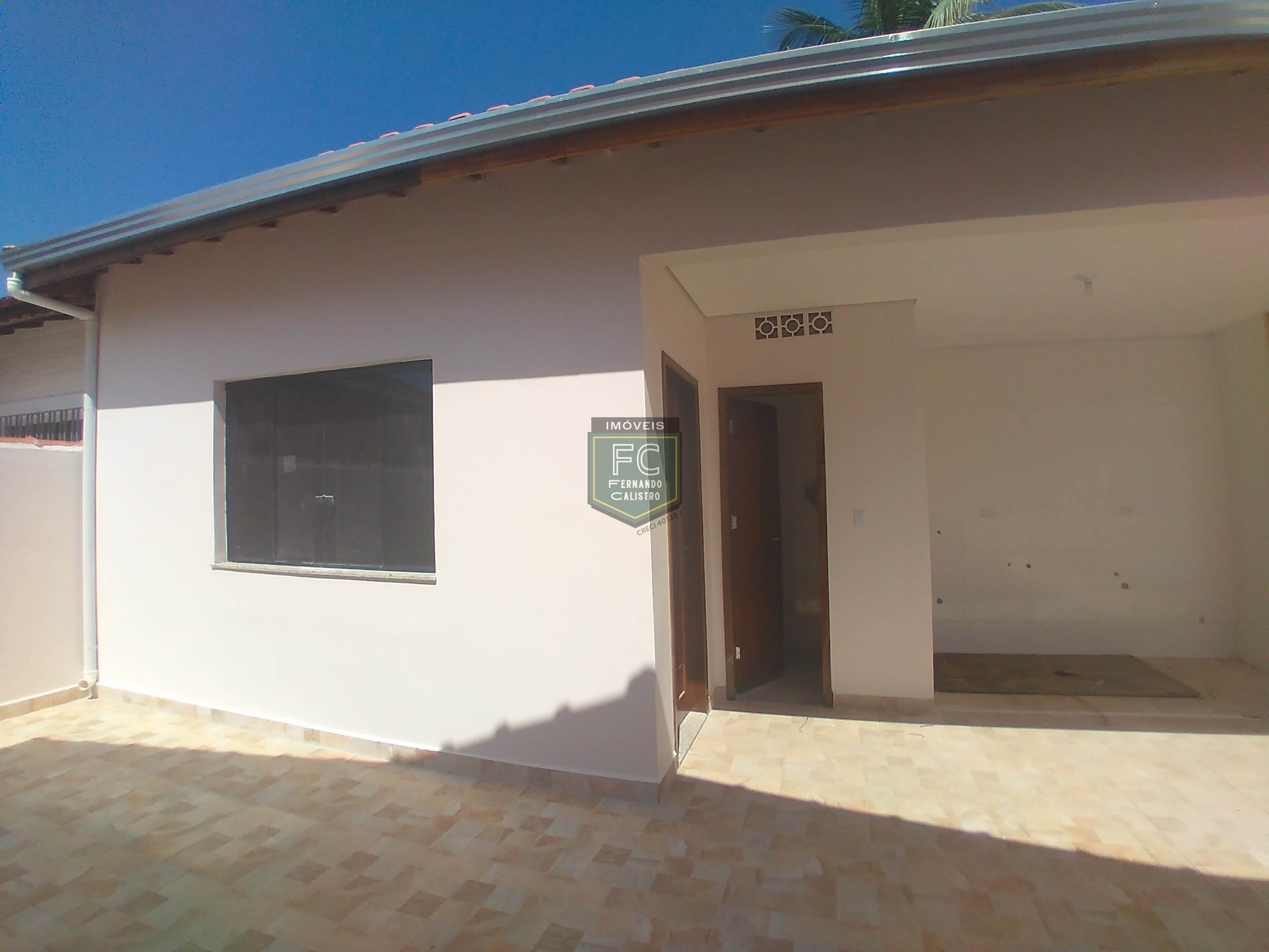 Casa isolada 3 dormitórios (1 suíte) modernizada, piscina, churrasqueira, edícula, a passos da praia, financ. Direto, permuta, jd. Marina, mongaguá/sp