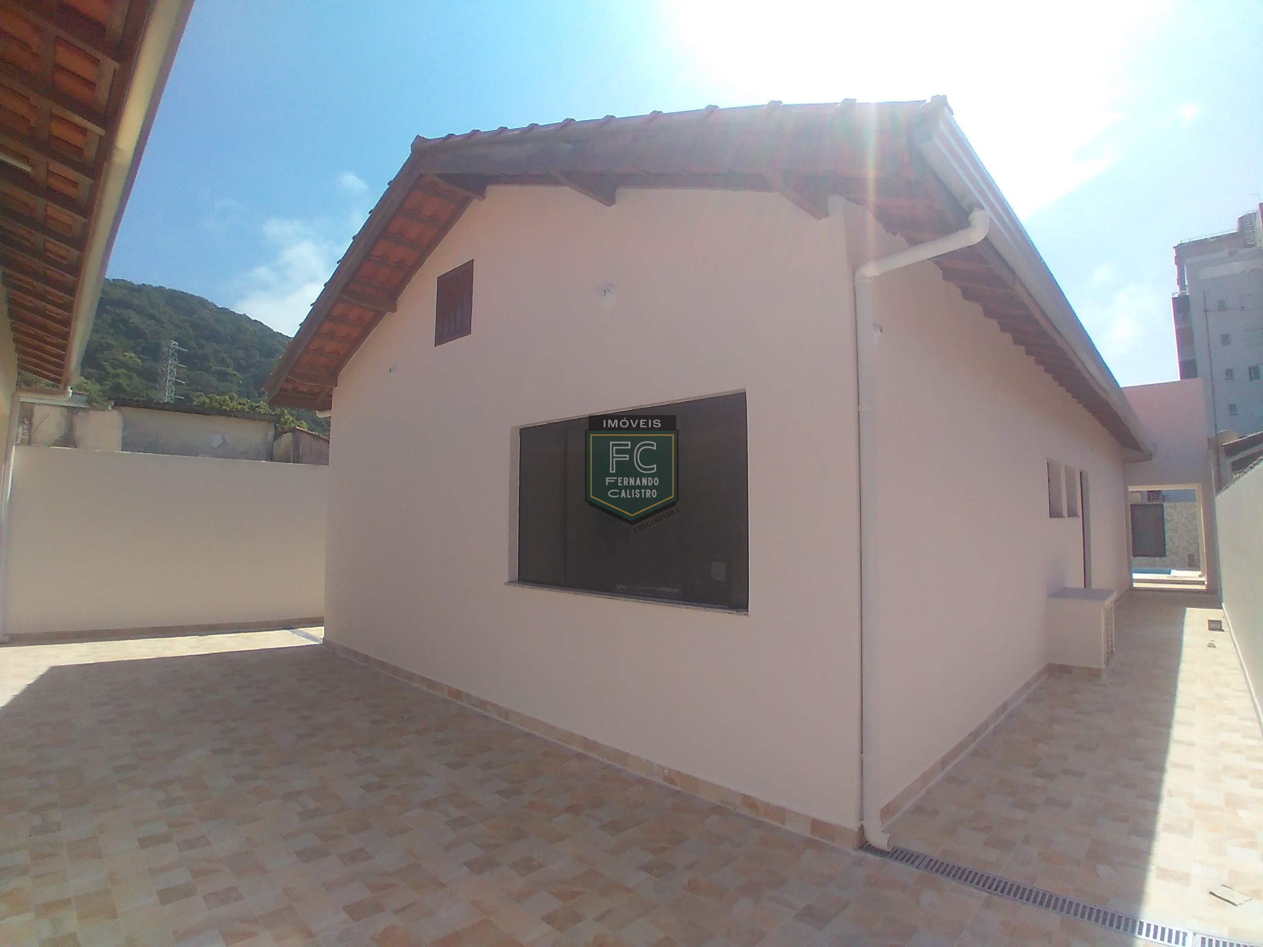 Casa isolada 3 dormitórios (1 suíte) modernizada, piscina, churrasqueira, edícula, a passos da praia, financ. Direto, permuta, jd. Marina, mongaguá/sp