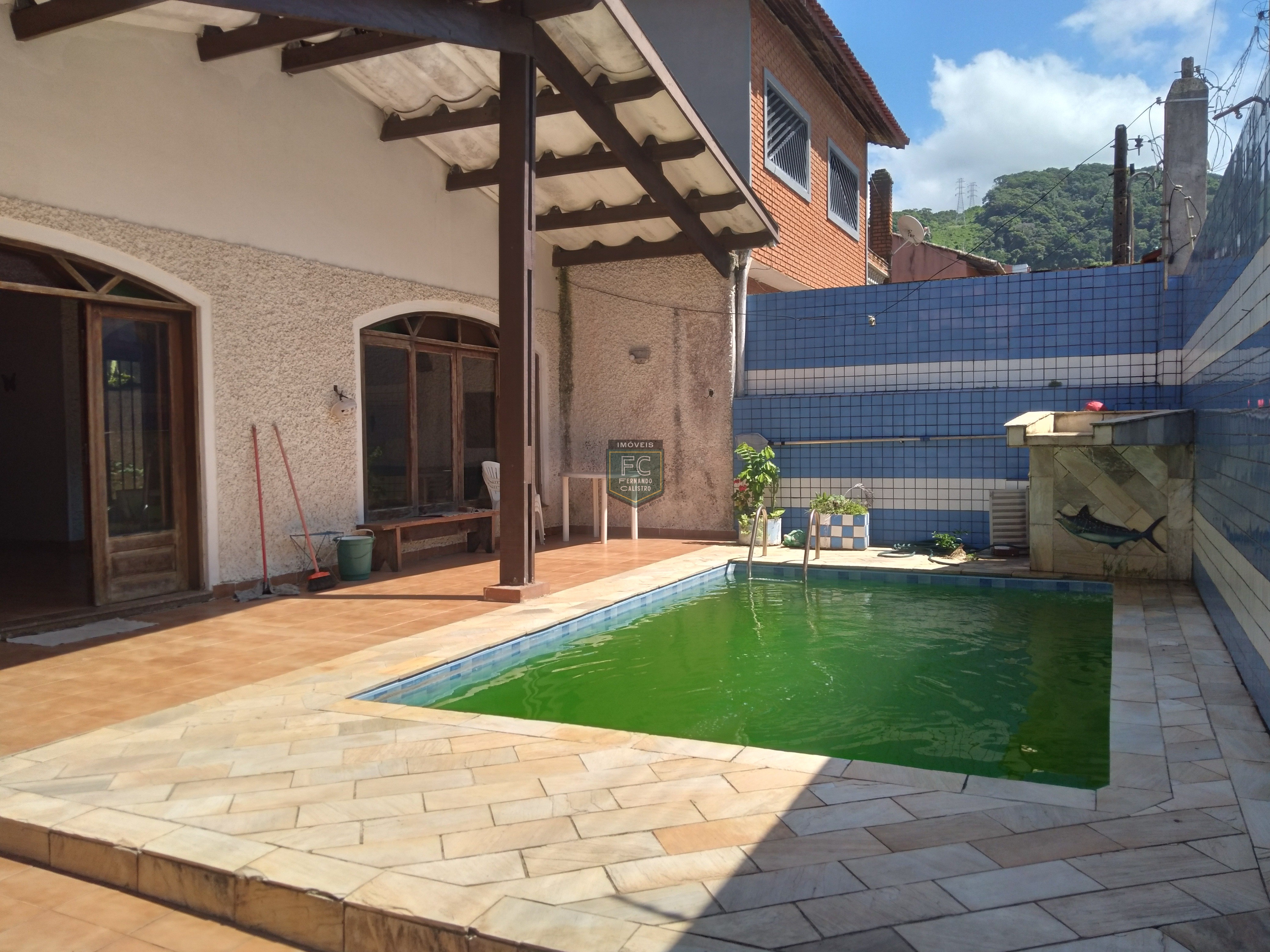 Casa lote inteiro 3 dormitórios (1 suíte), piscina, área gourmet, 6 vagas, edícula, a passos da praia, aceita financiamento, jd. Marina, mongaguá/sp