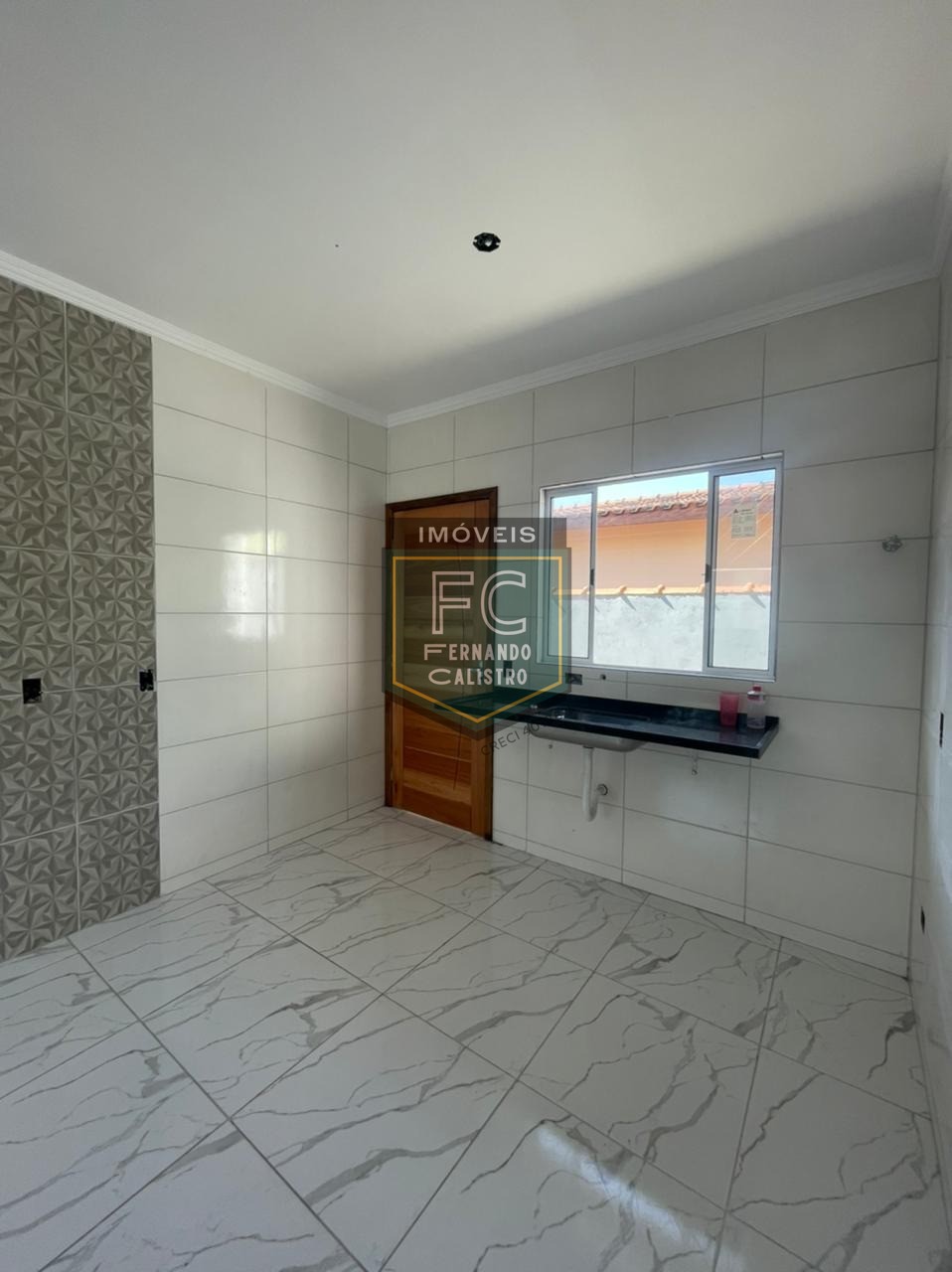 Casa ampla de esquina, nova, 2 dormitórios (1 suíte), c/ pis
