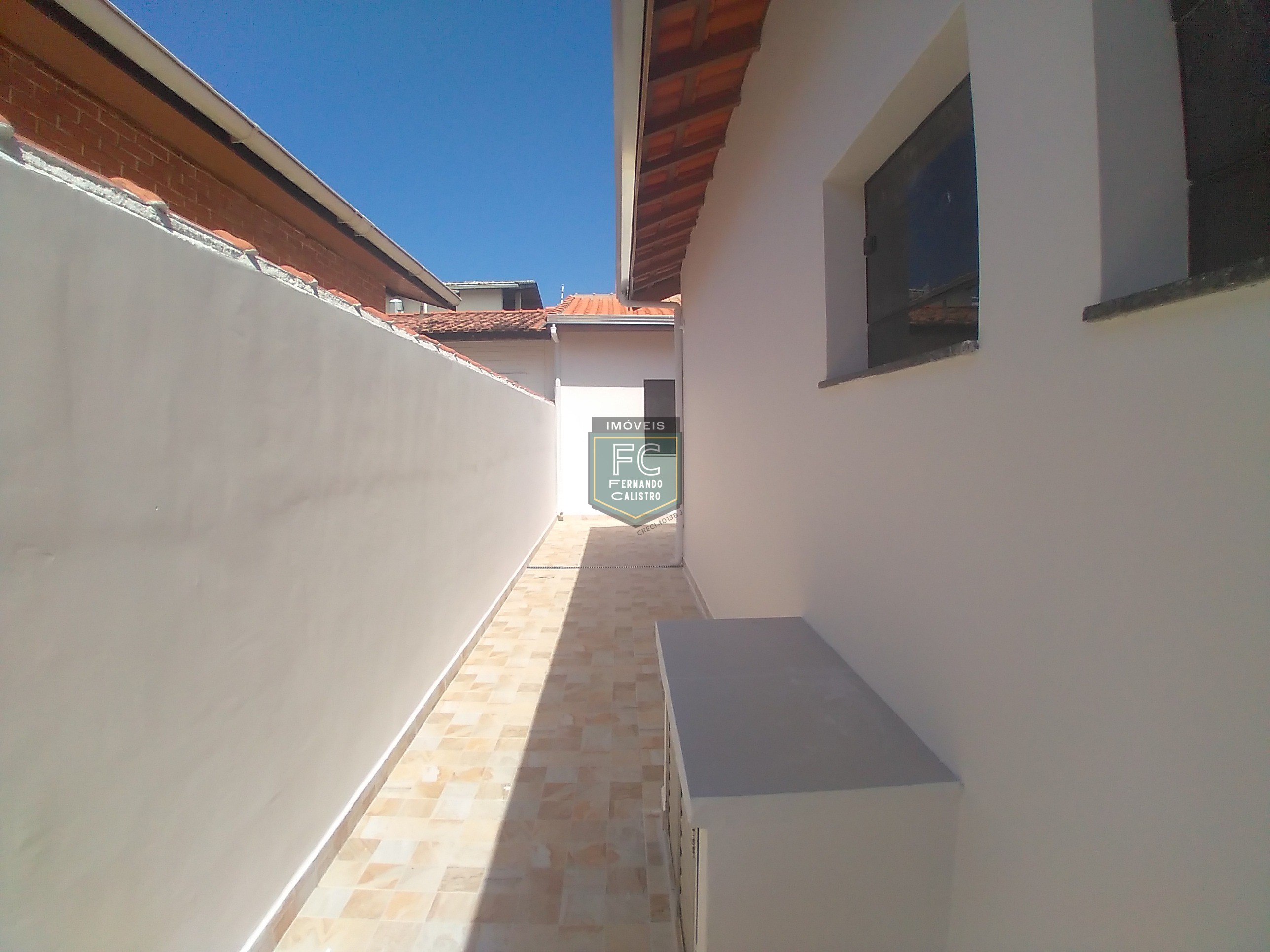 Casa isolada 3 dormitórios (1 suíte) modernizada, piscina, churrasqueira, edícula, a passos da praia, financ. Direto, permuta, jd. Marina, mongaguá/sp