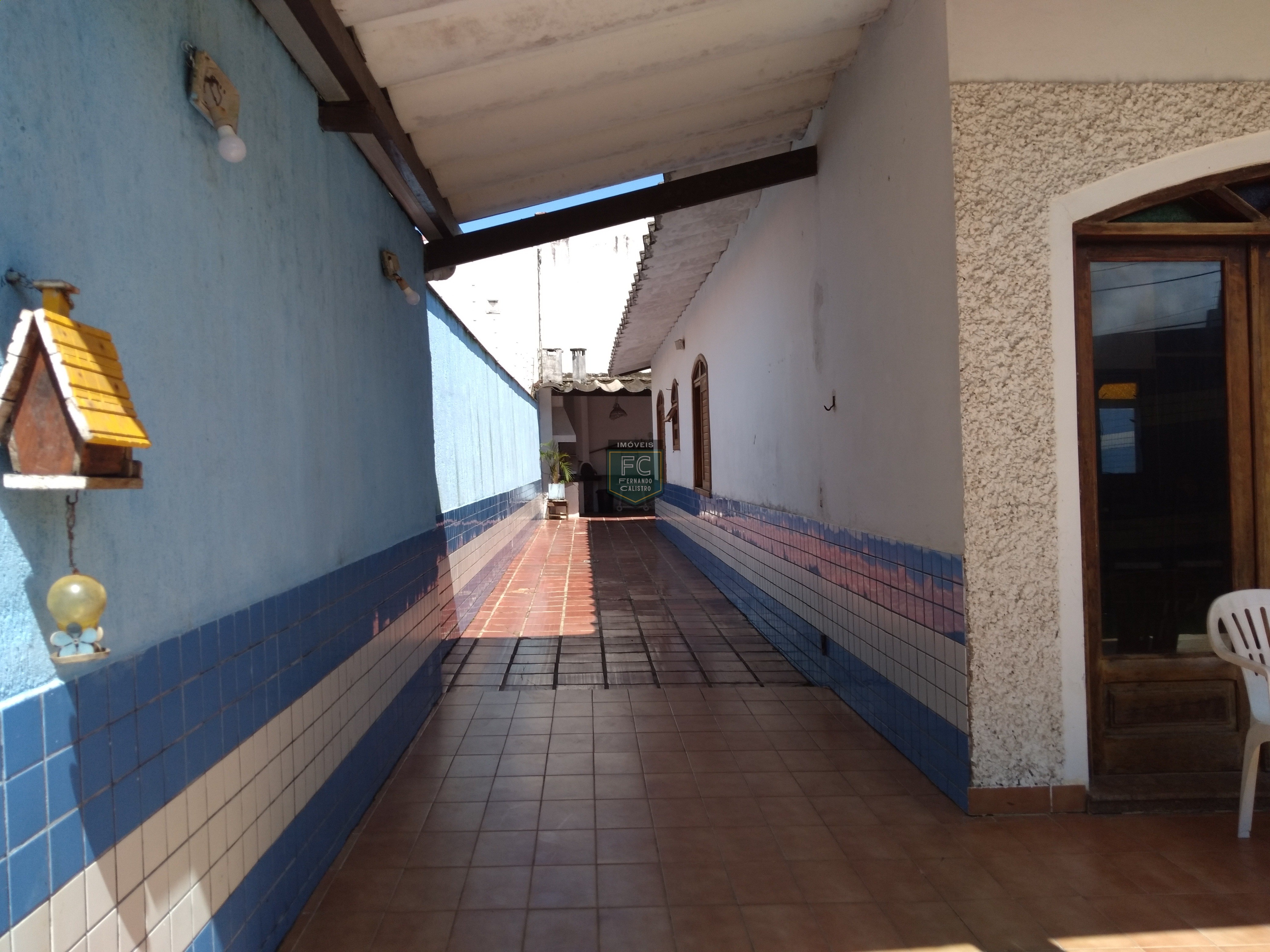 Casa lote inteiro 3 dormitórios (1 suíte), piscina, área gourmet, 6 vagas, edícula, a passos da praia, aceita financiamento, jd. Marina, mongaguá/sp