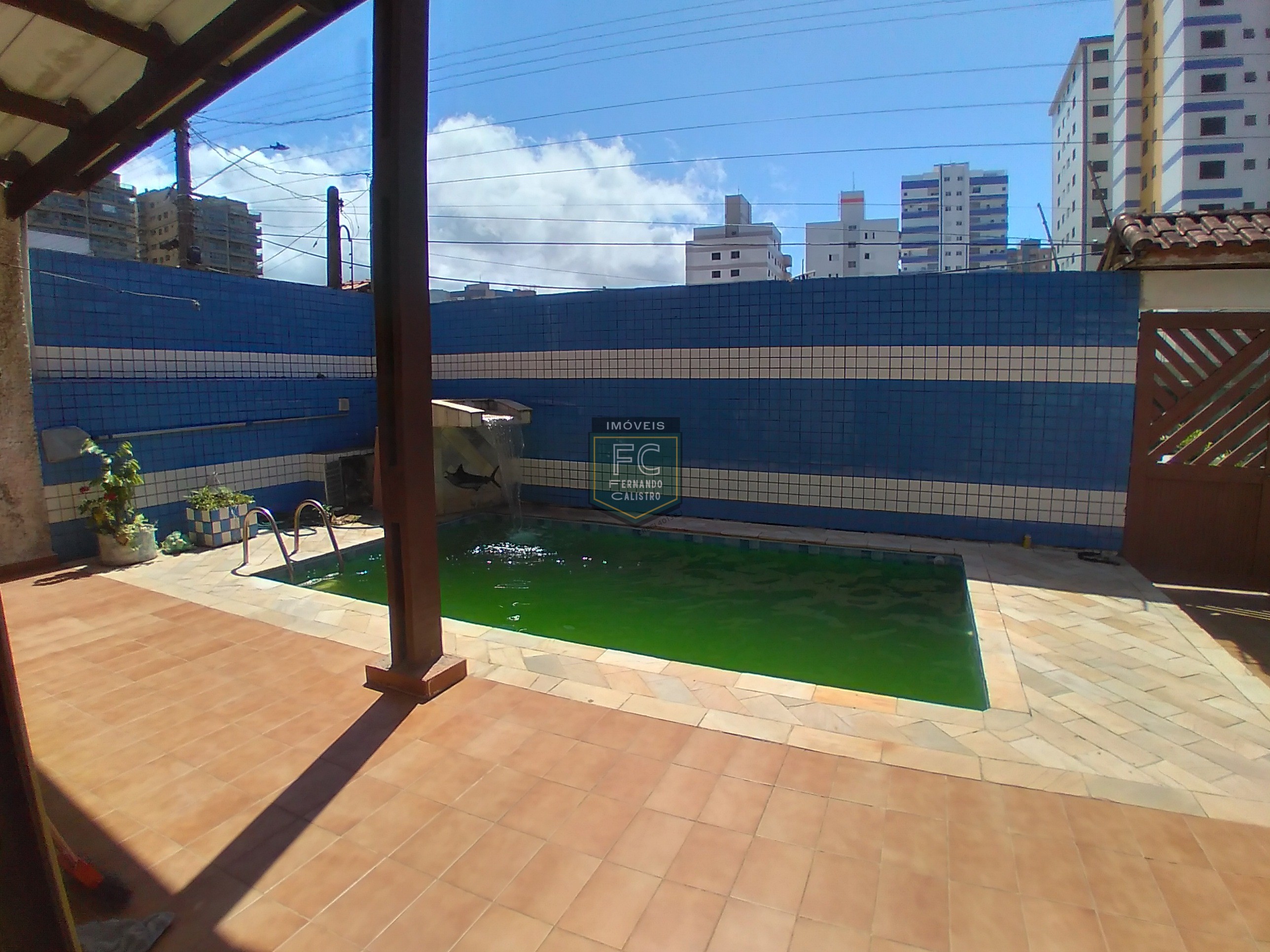 Casa lote inteiro 3 dormitórios (1 suíte), piscina, área gourmet, 6 vagas, edícula, a passos da praia, aceita financiamento, jd. Marina, mongaguá/sp