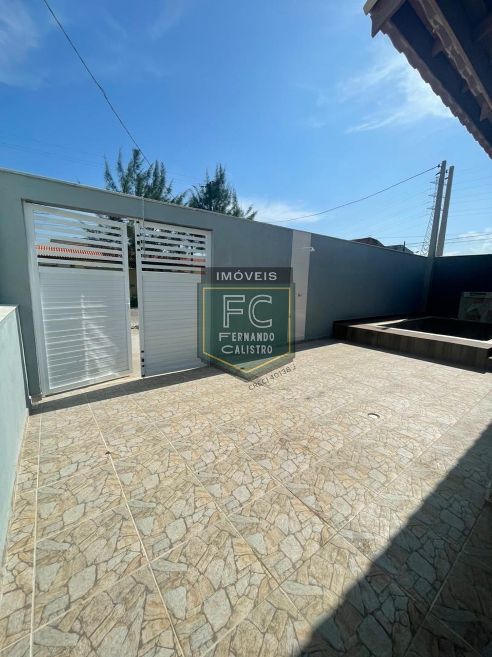 Casa ampla de esquina, nova, 2 dormitórios (1 suíte), c/ pis