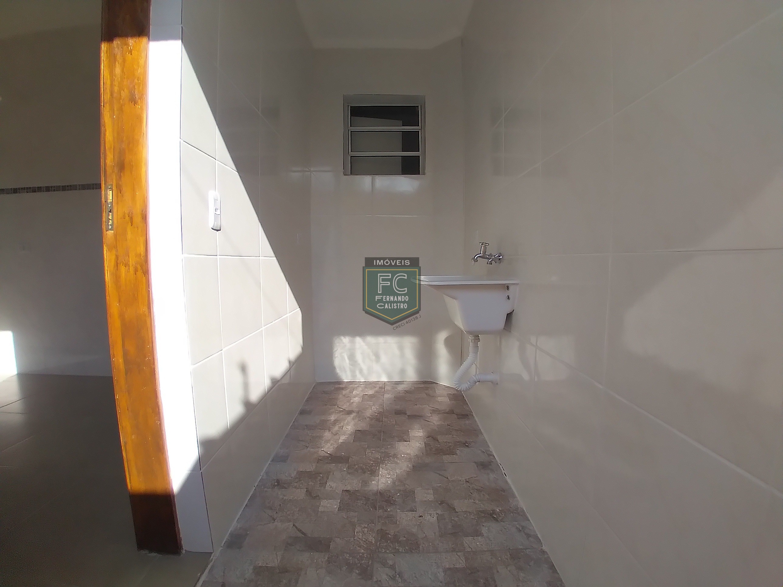 Sobrados novos 2 dormitórios (2 suítes) em condomínio, local