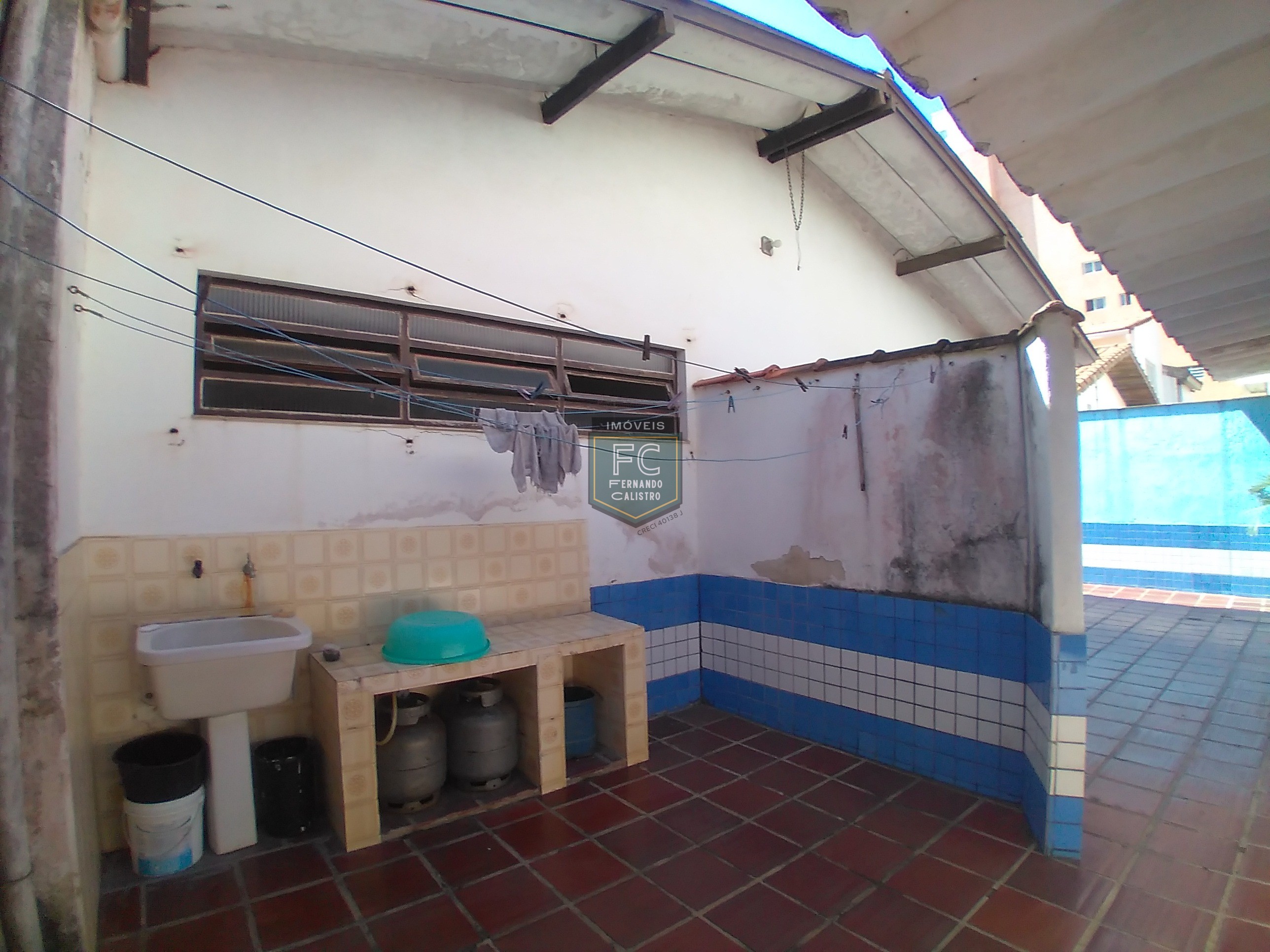 Casa lote inteiro 3 dormitórios (1 suíte), piscina, área gourmet, 6 vagas, edícula, a passos da praia, aceita financiamento, jd. Marina, mongaguá/sp