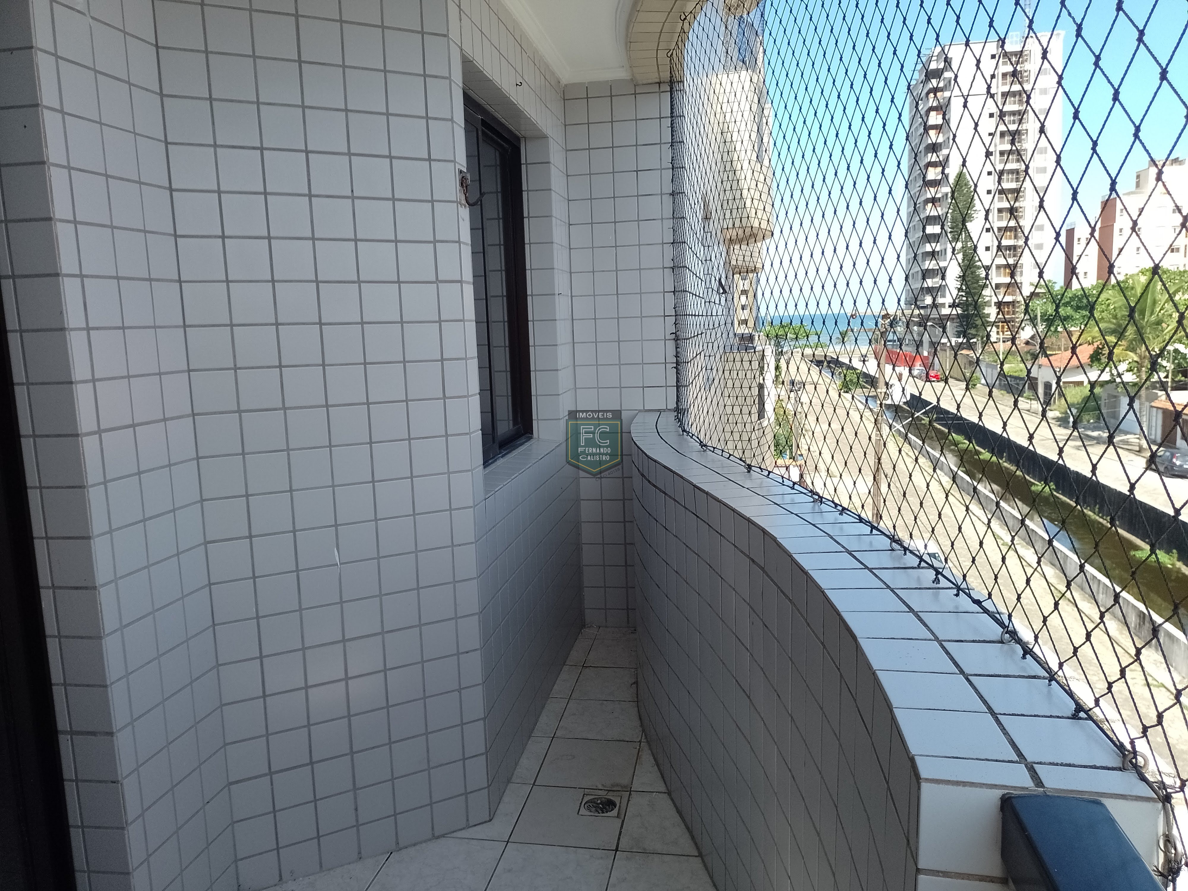Apartamento 2 dormitórios (1 suíte) 73m², frente, 2 varandas, vista p/ o mar, elevador, 1 vaga, 100 mts da praia, pagamento facilitado, mongaguá sp
