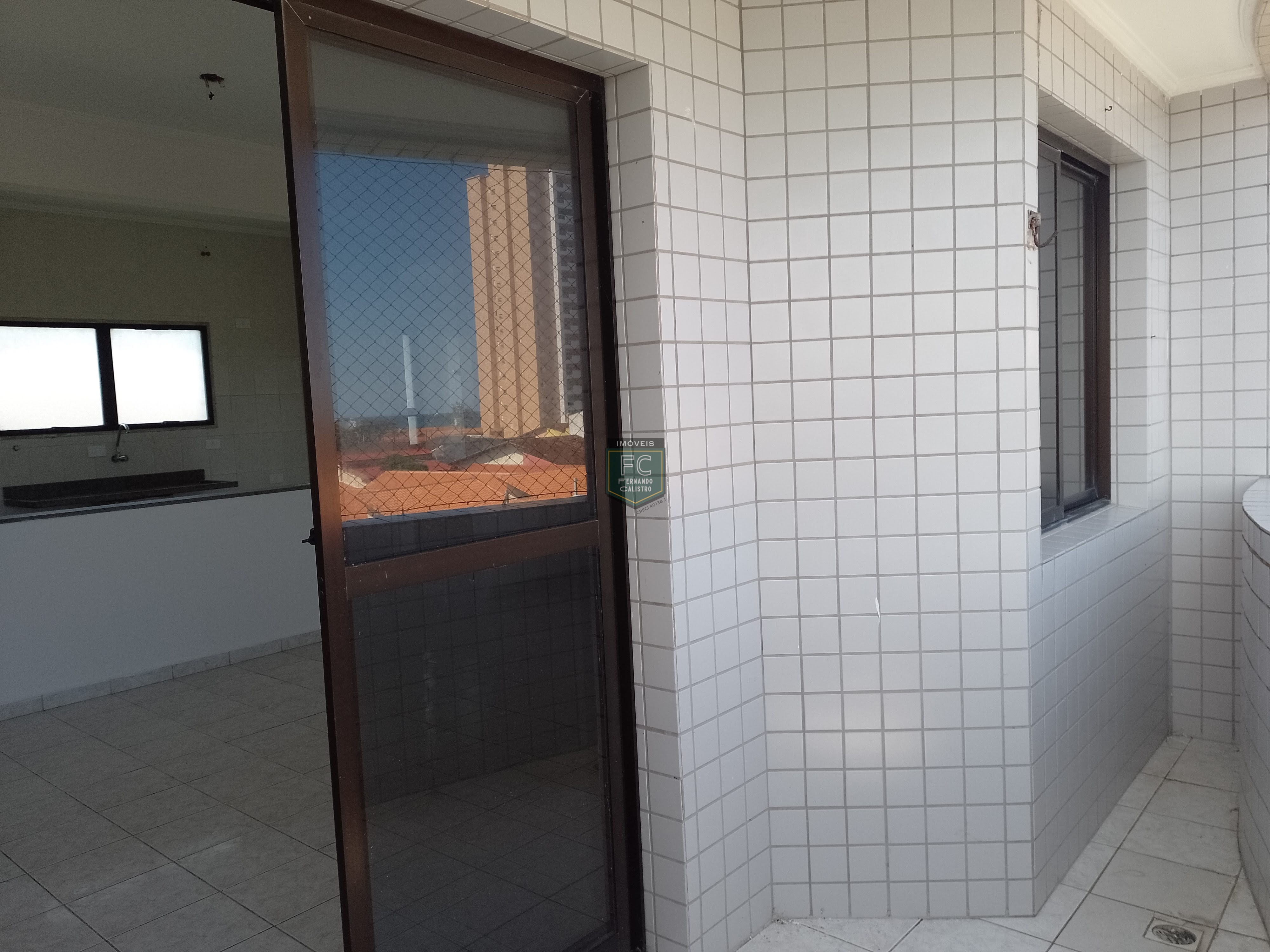 Apartamento 2 dormitórios (1 suíte) 73m², frente, 2 varandas, vista p/ o mar, elevador, 1 vaga, 100 mts da praia, pagamento facilitado, mongaguá sp