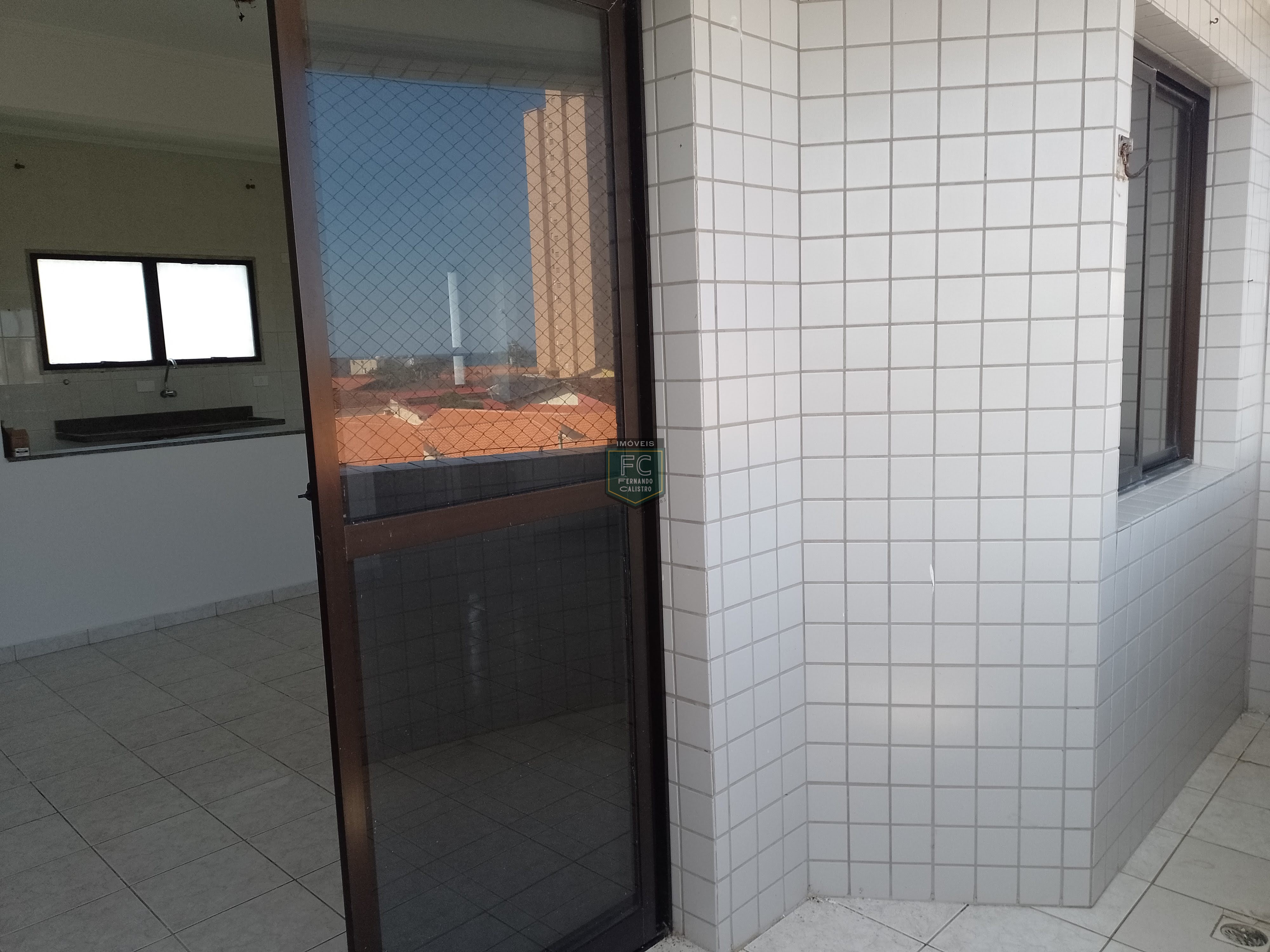 Apartamento 2 dormitórios (1 suíte) 73m², frente, 2 varandas, vista p/ o mar, elevador, 1 vaga, 100 mts da praia, pagamento facilitado, mongaguá sp