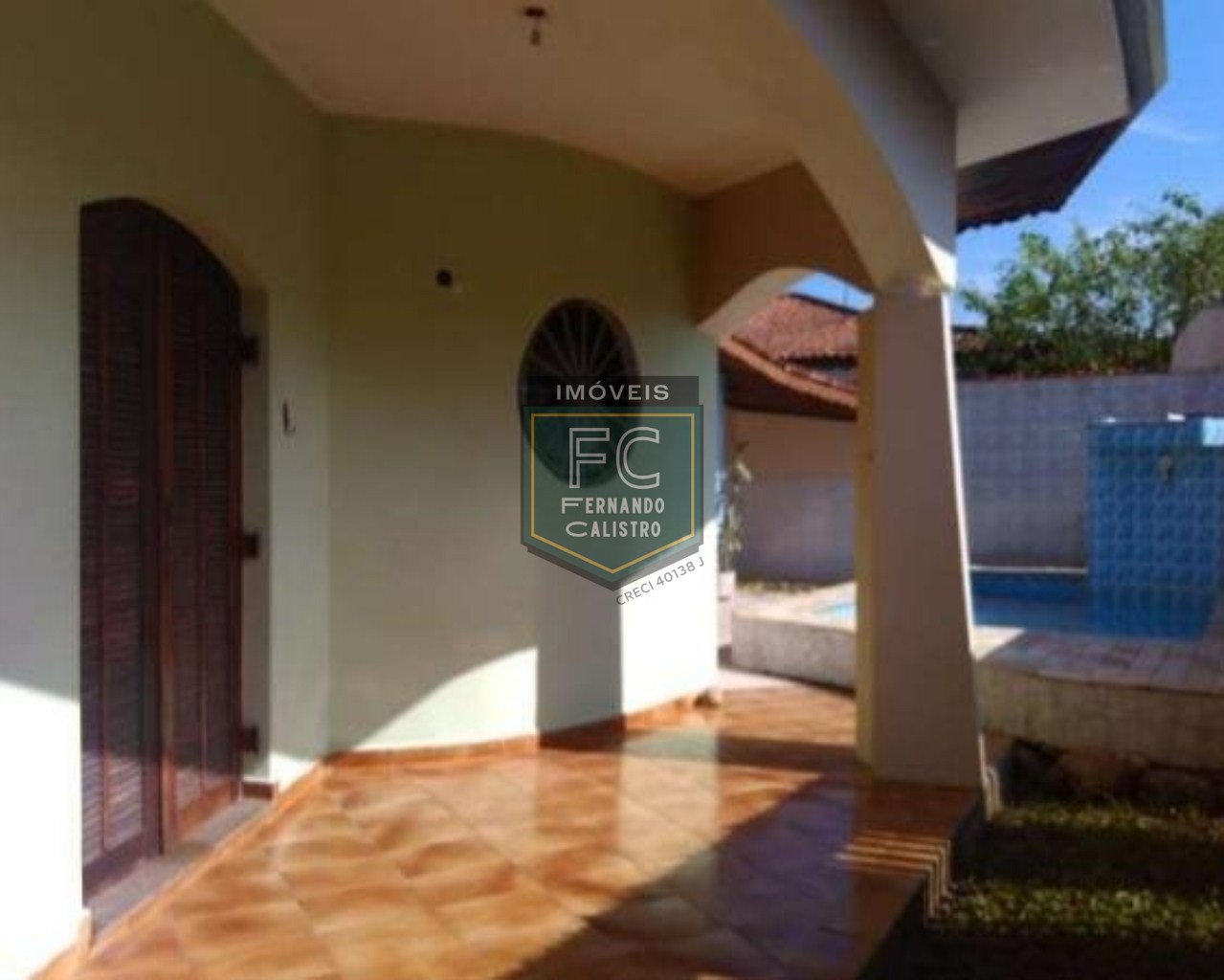 Casa de esquina na praia dos sonhos, itanhaém! 4 dormitórios (2 suítes), piscina c/ cascata, espaço gourmet coberto c/ churrasqueira, 6 vagas cobertas
