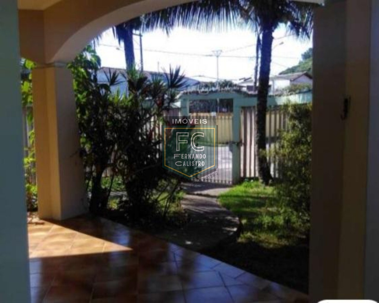 Casa de esquina na praia dos sonhos, itanhaém! 4 dormitórios (2 suítes), piscina c/ cascata, espaço gourmet coberto c/ churrasqueira, 6 vagas cobertas